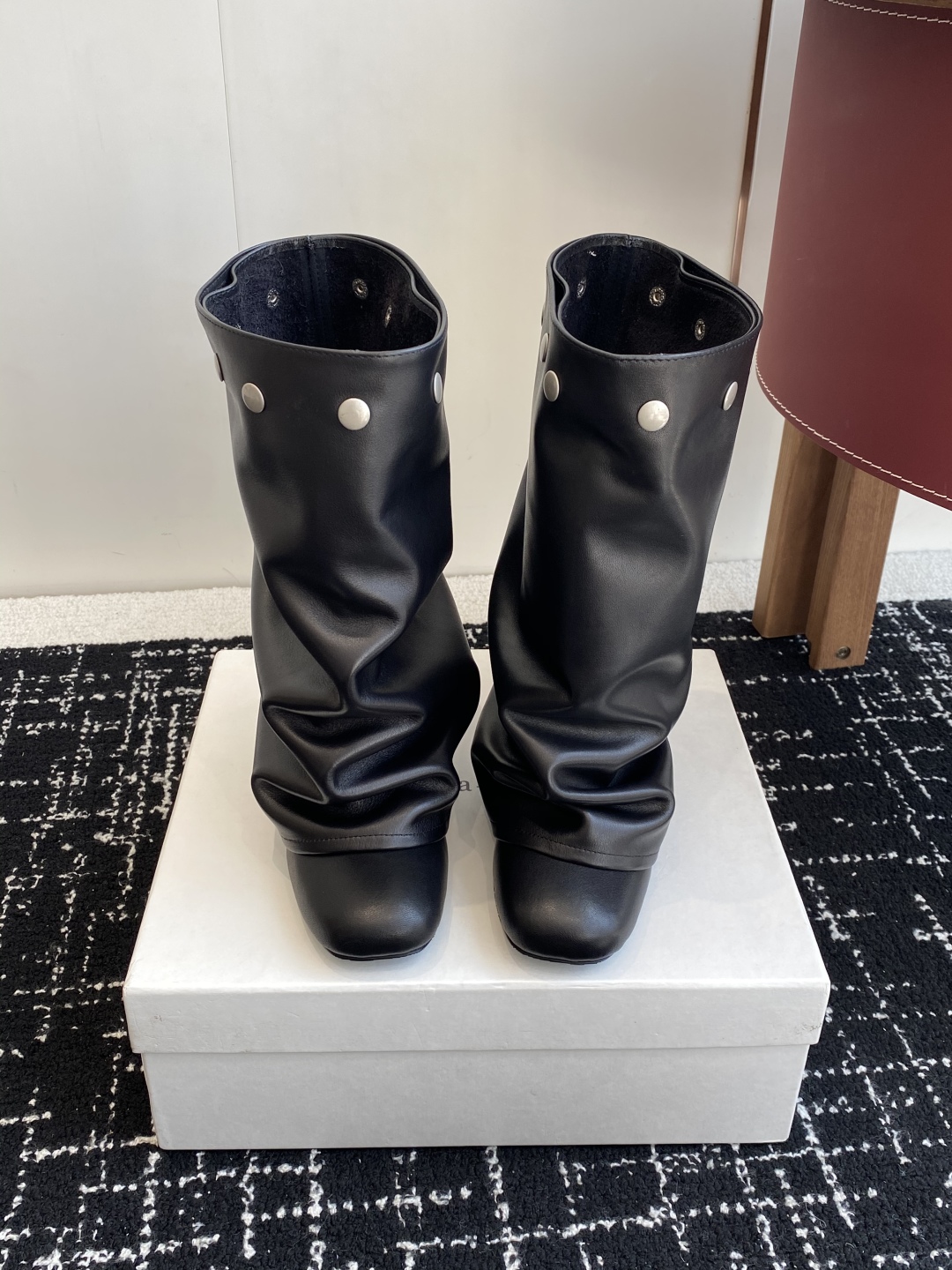 代购级
Paloma Wool 𝟐𝟓𝐀𝐖新品

一鞋多穿 利落皮革拼接铆钉 在硬朗与柔滑间碰撞张力 可直