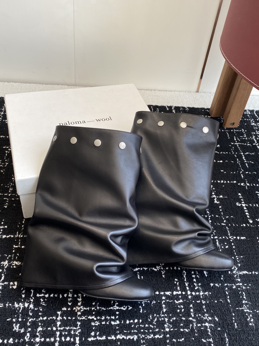 代购级
Paloma Wool 𝟐𝟓𝐀𝐖新品

一鞋多穿 利落皮革拼接铆钉 在硬朗与柔滑间碰撞张力 可直