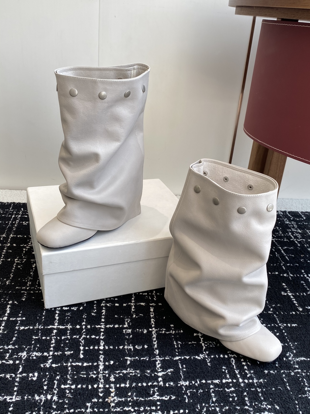 代购级
Paloma Wool 𝟐𝟓𝐀𝐖新品

一鞋多穿 利落皮革拼接铆钉 在硬朗与柔滑间碰撞张力 可直