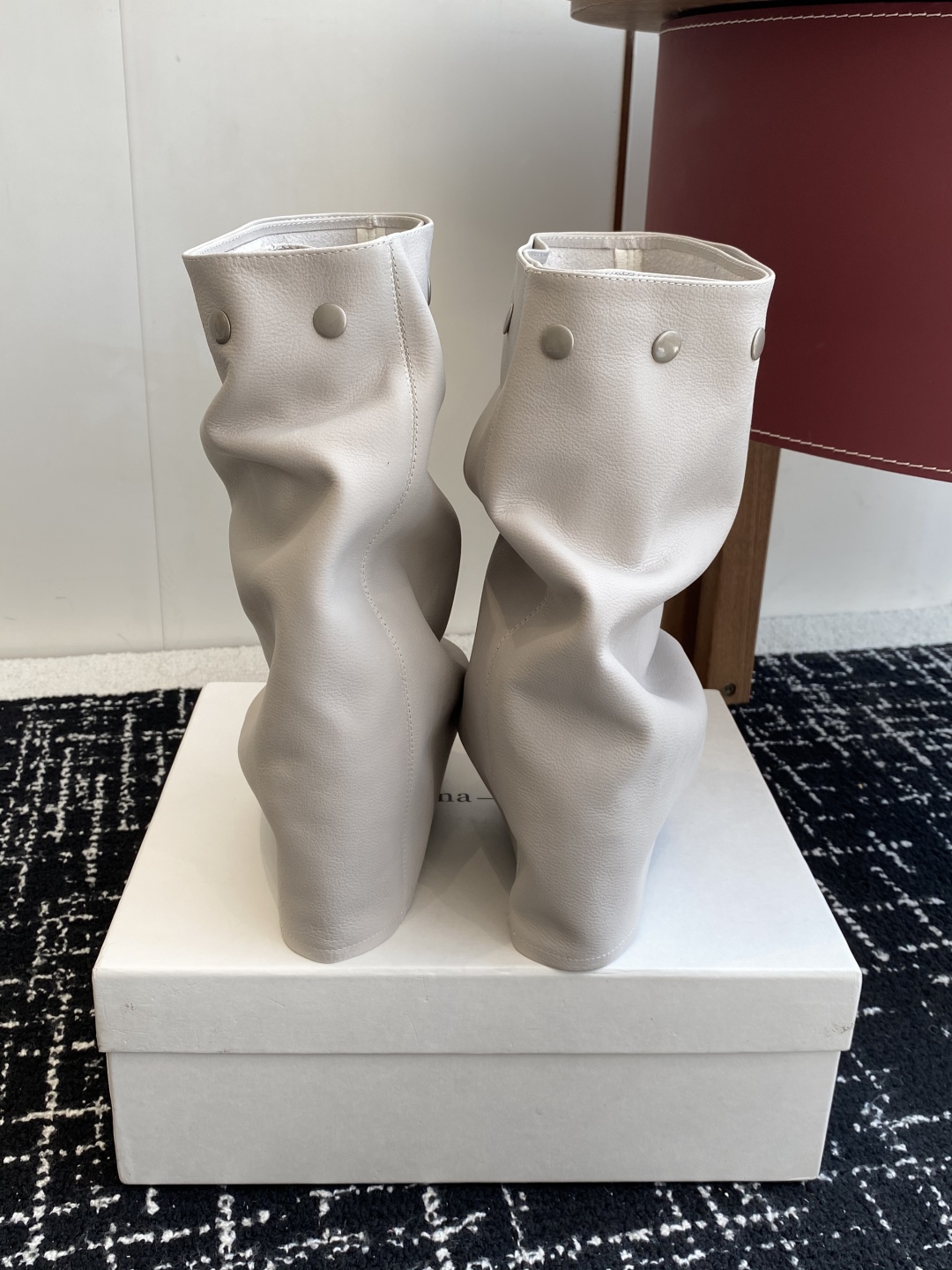 代购级
Paloma Wool 𝟐𝟓𝐀𝐖新品

一鞋多穿 利落皮革拼接铆钉 在硬朗与柔滑间碰撞张力 可直