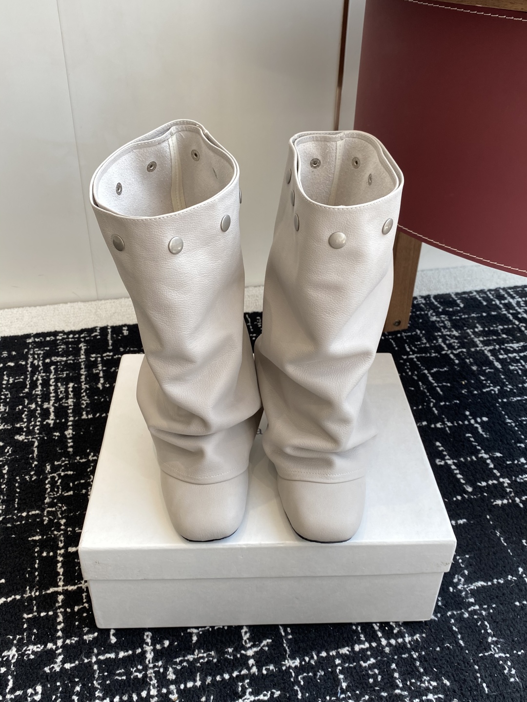 代购级
Paloma Wool 𝟐𝟓𝐀𝐖新品

一鞋多穿 利落皮革拼接铆钉 在硬朗与柔滑间碰撞张力 可直