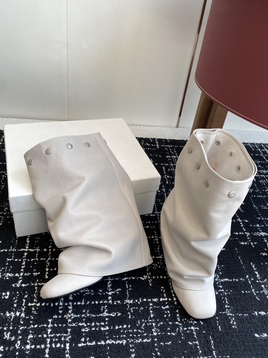 代购级
Paloma Wool 𝟐𝟓𝐀𝐖新品

一鞋多穿 利落皮革拼接铆钉 在硬朗与柔滑间碰撞张力 可直