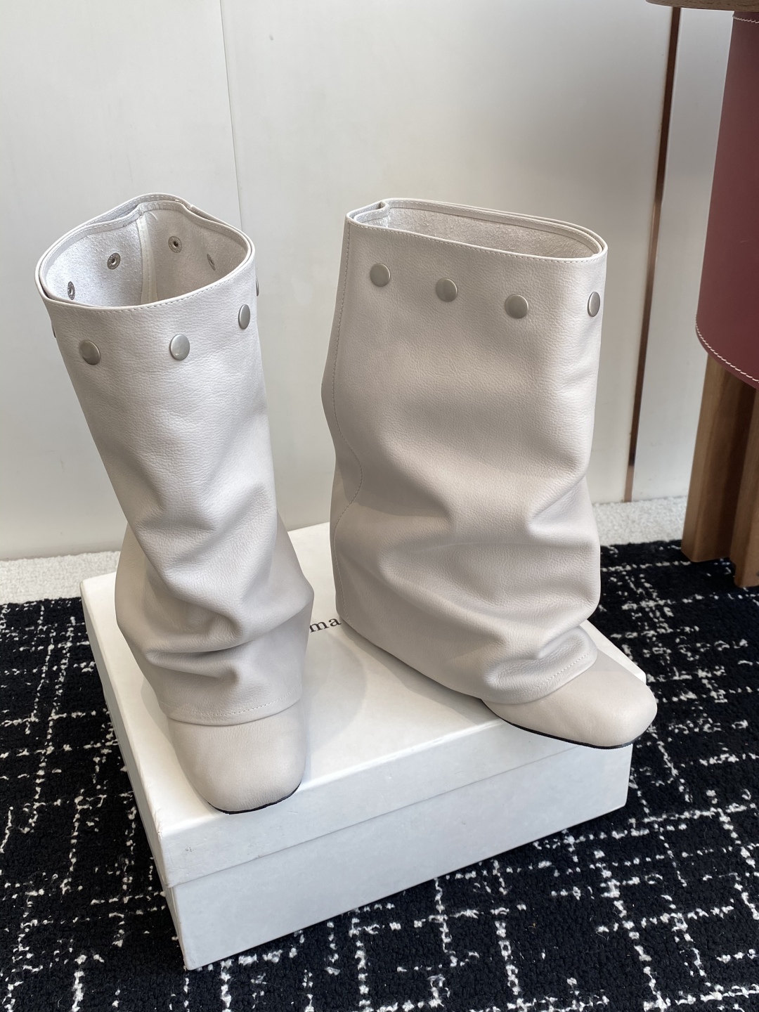 代购级
Paloma Wool 𝟐𝟓𝐀𝐖新品

一鞋多穿 利落皮革拼接铆钉 在硬朗与柔滑间碰撞张力 可直
