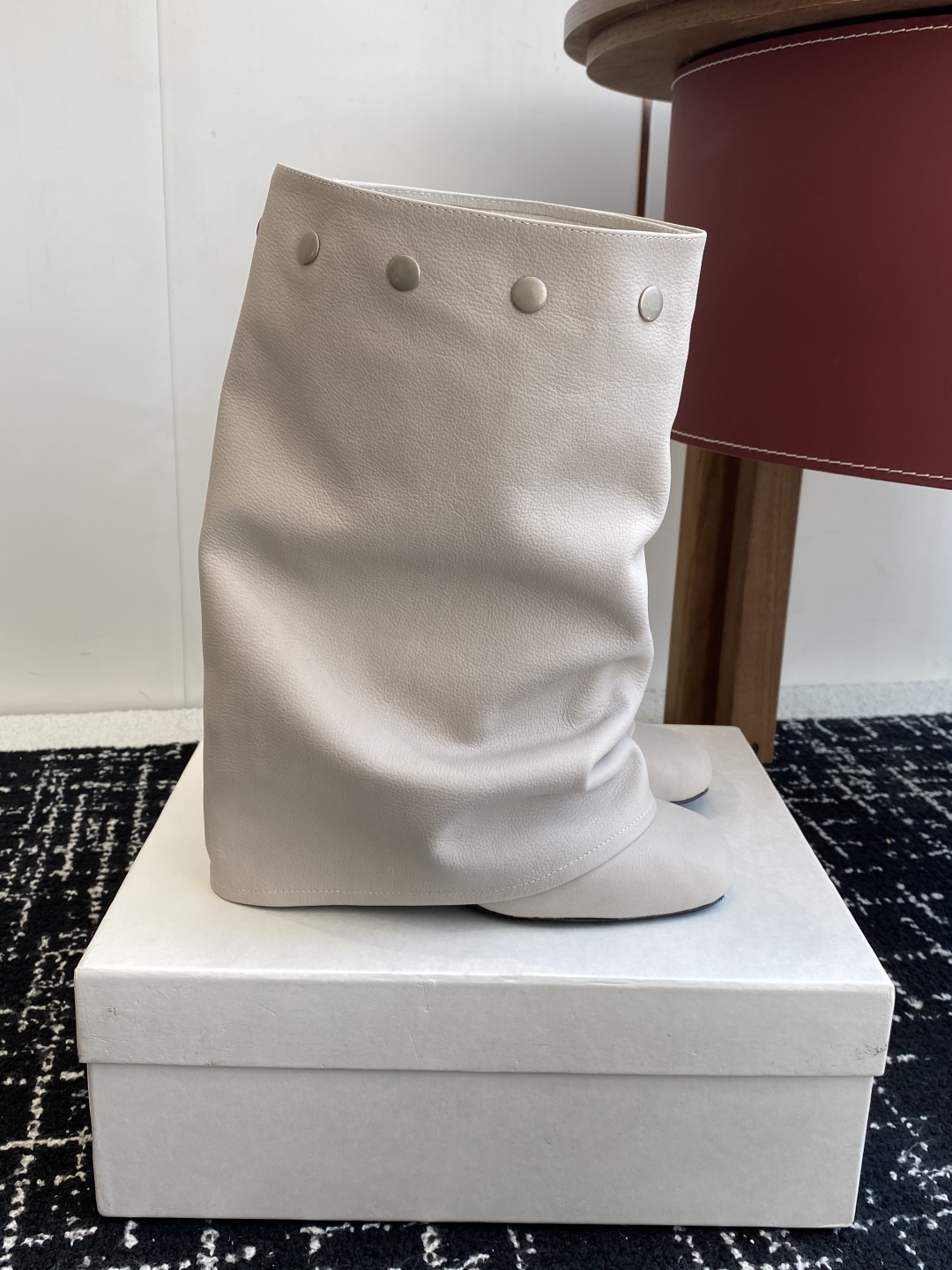 代购级
Paloma Wool 𝟐𝟓𝐀𝐖新品

一鞋多穿 利落皮革拼接铆钉 在硬朗与柔滑间碰撞张力 可直