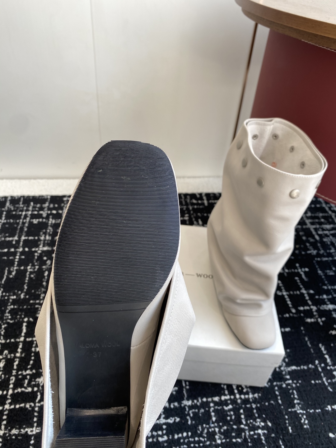 代购级
Paloma Wool 𝟐𝟓𝐀𝐖新品

一鞋多穿 利落皮革拼接铆钉 在硬朗与柔滑间碰撞张力 可直