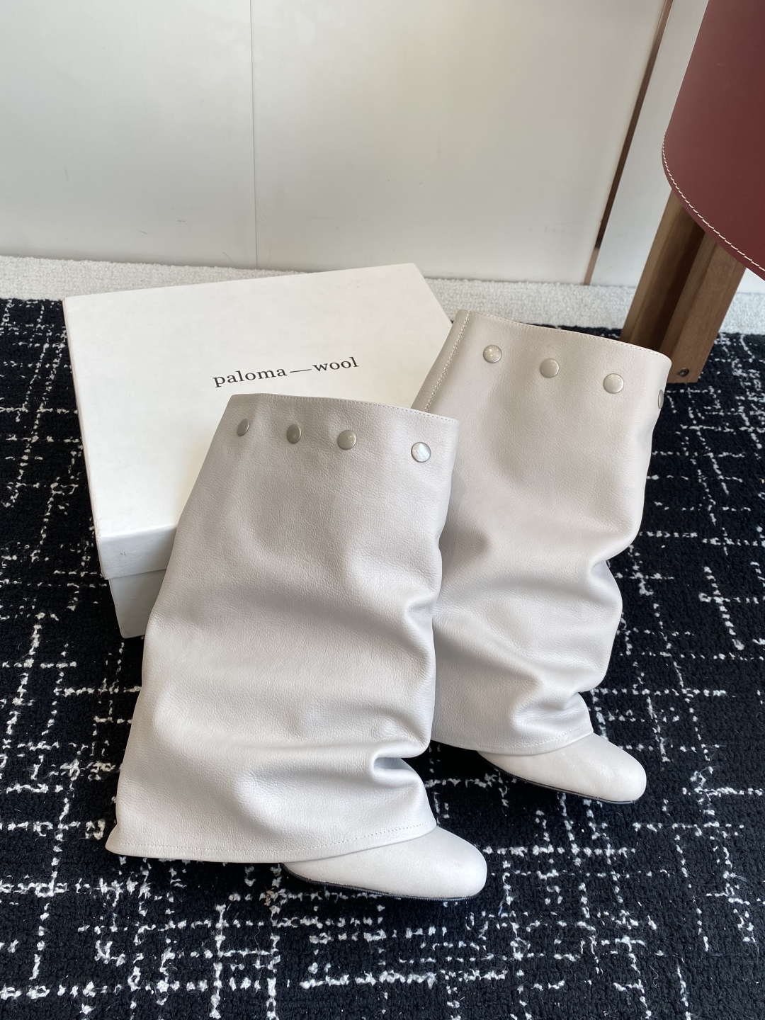 代购级
Paloma Wool 𝟐𝟓𝐀𝐖新品

一鞋多穿 利落皮革拼接铆钉 在硬朗与柔滑间碰撞张力 可直