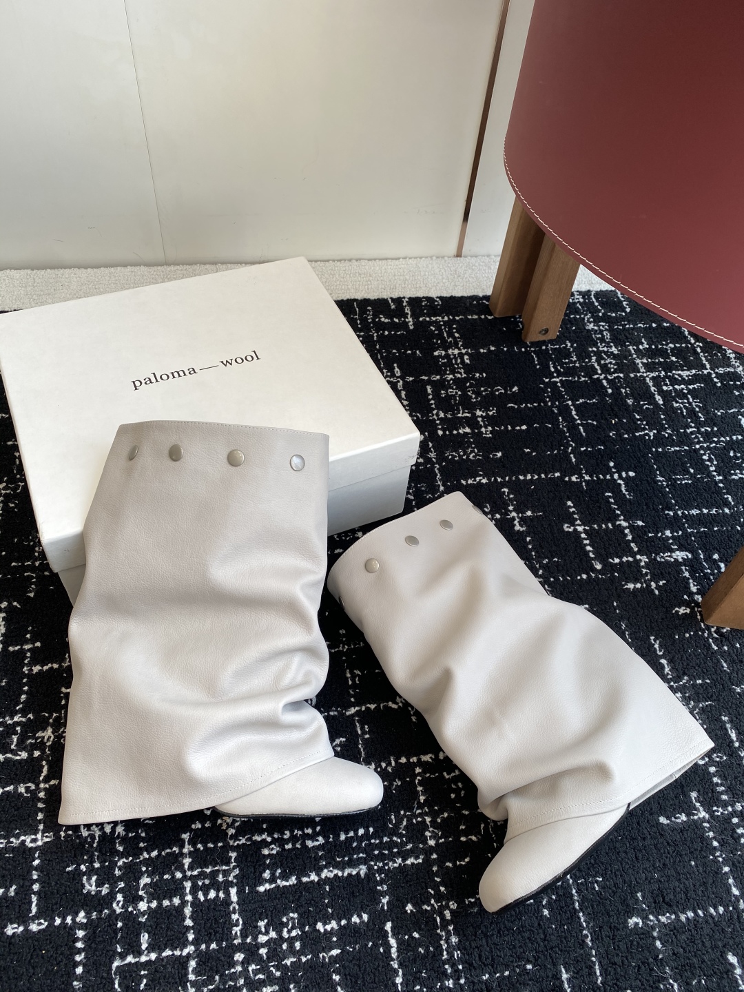 代购级
Paloma Wool 𝟐𝟓𝐀𝐖新品

一鞋多穿 利落皮革拼接铆钉 在硬朗与柔滑间碰撞张力 可直