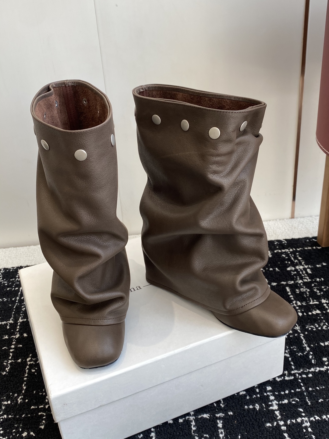 代购级
Paloma Wool 𝟐𝟓𝐀𝐖新品

一鞋多穿 利落皮革拼接铆钉 在硬朗与柔滑间碰撞张力 可直