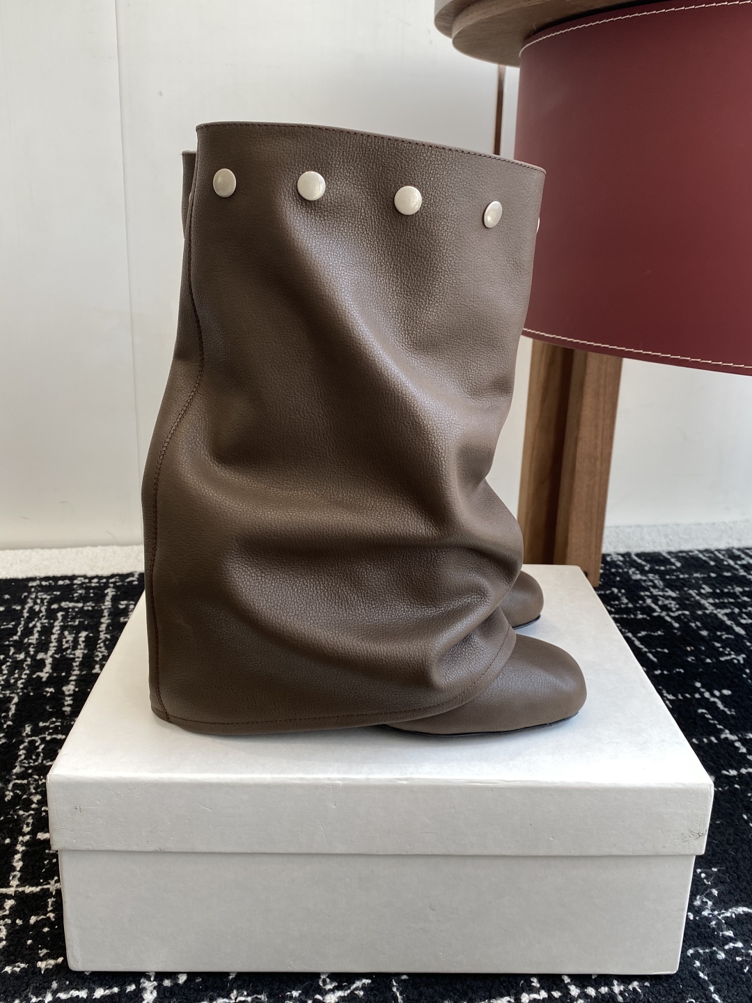 代购级
Paloma Wool 𝟐𝟓𝐀𝐖新品

一鞋多穿 利落皮革拼接铆钉 在硬朗与柔滑间碰撞张力 可直