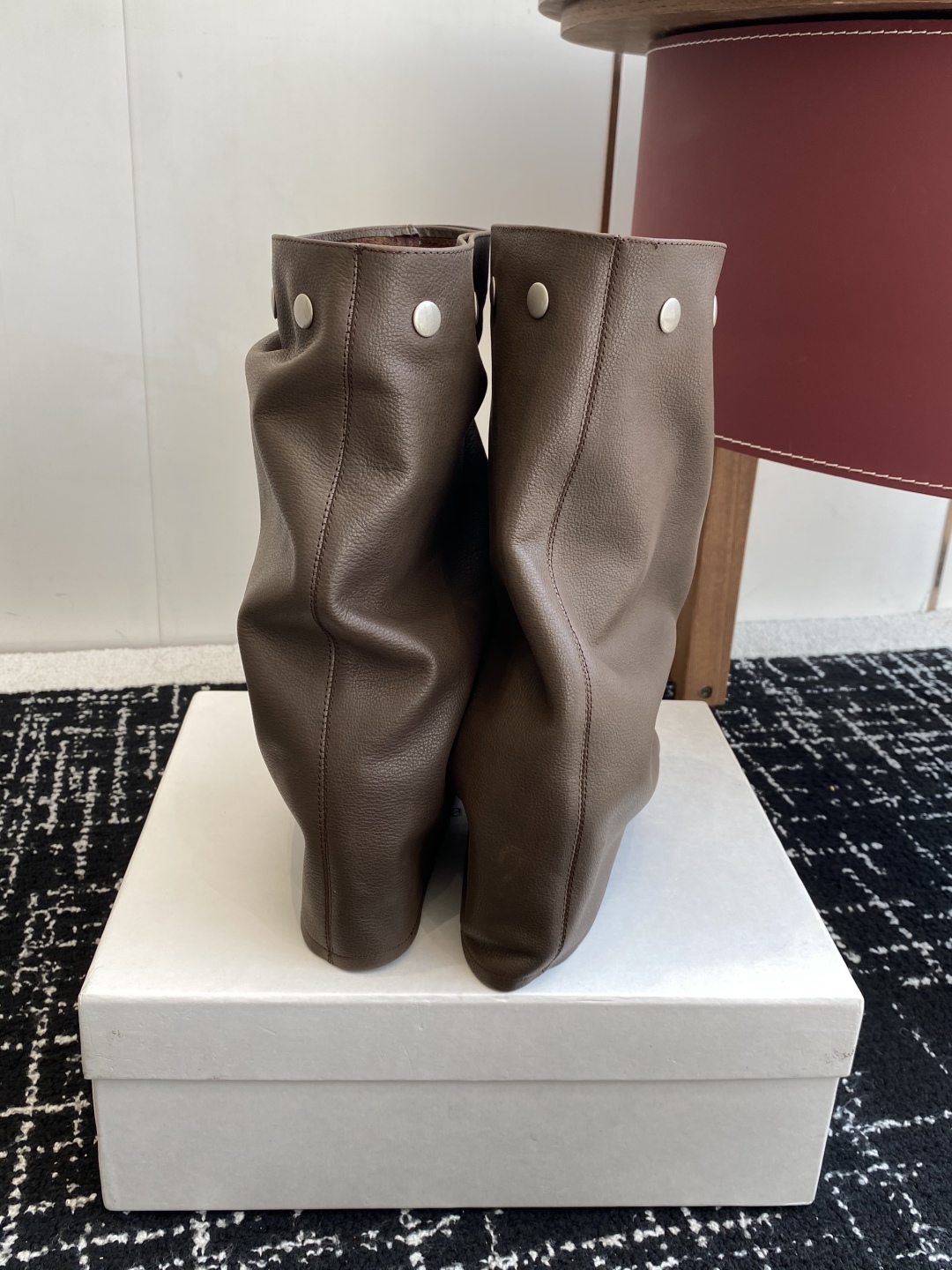 代购级
Paloma Wool 𝟐𝟓𝐀𝐖新品

一鞋多穿 利落皮革拼接铆钉 在硬朗与柔滑间碰撞张力 可直