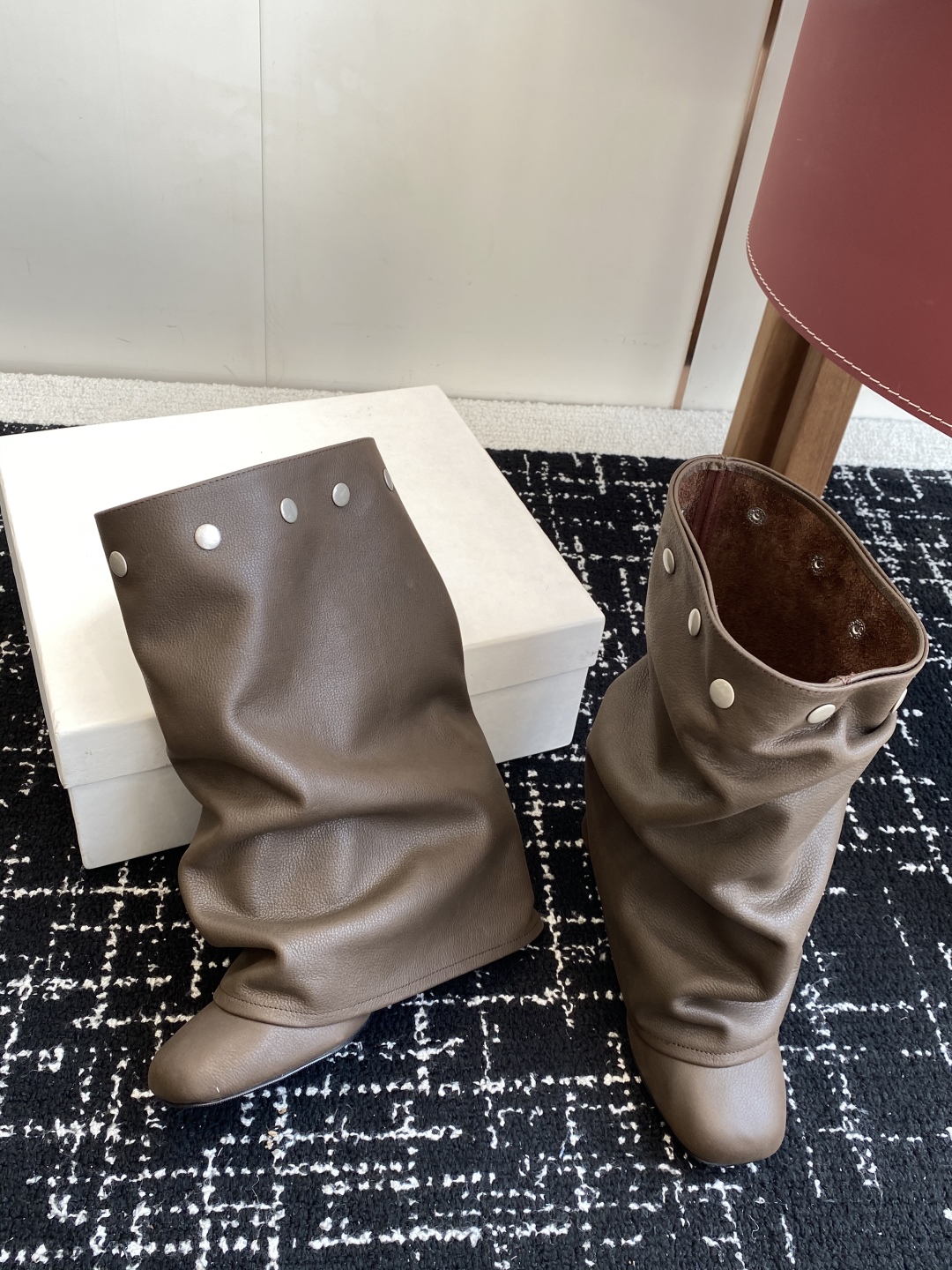 代购级
Paloma Wool 𝟐𝟓𝐀𝐖新品

一鞋多穿 利落皮革拼接铆钉 在硬朗与柔滑间碰撞张力 可直