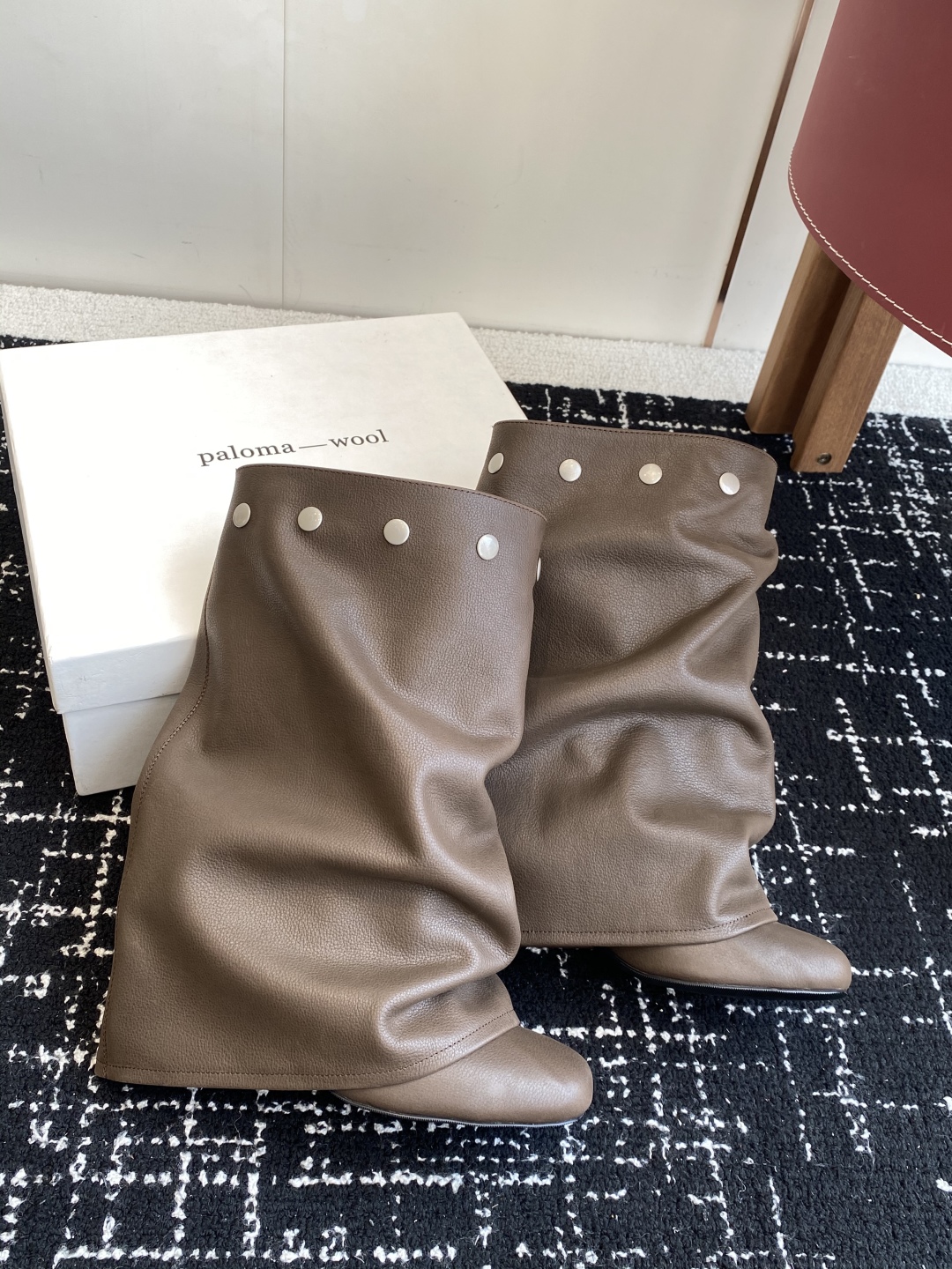 代购级
Paloma Wool 𝟐𝟓𝐀𝐖新品

一鞋多穿 利落皮革拼接铆钉 在硬朗与柔滑间碰撞张力 可直