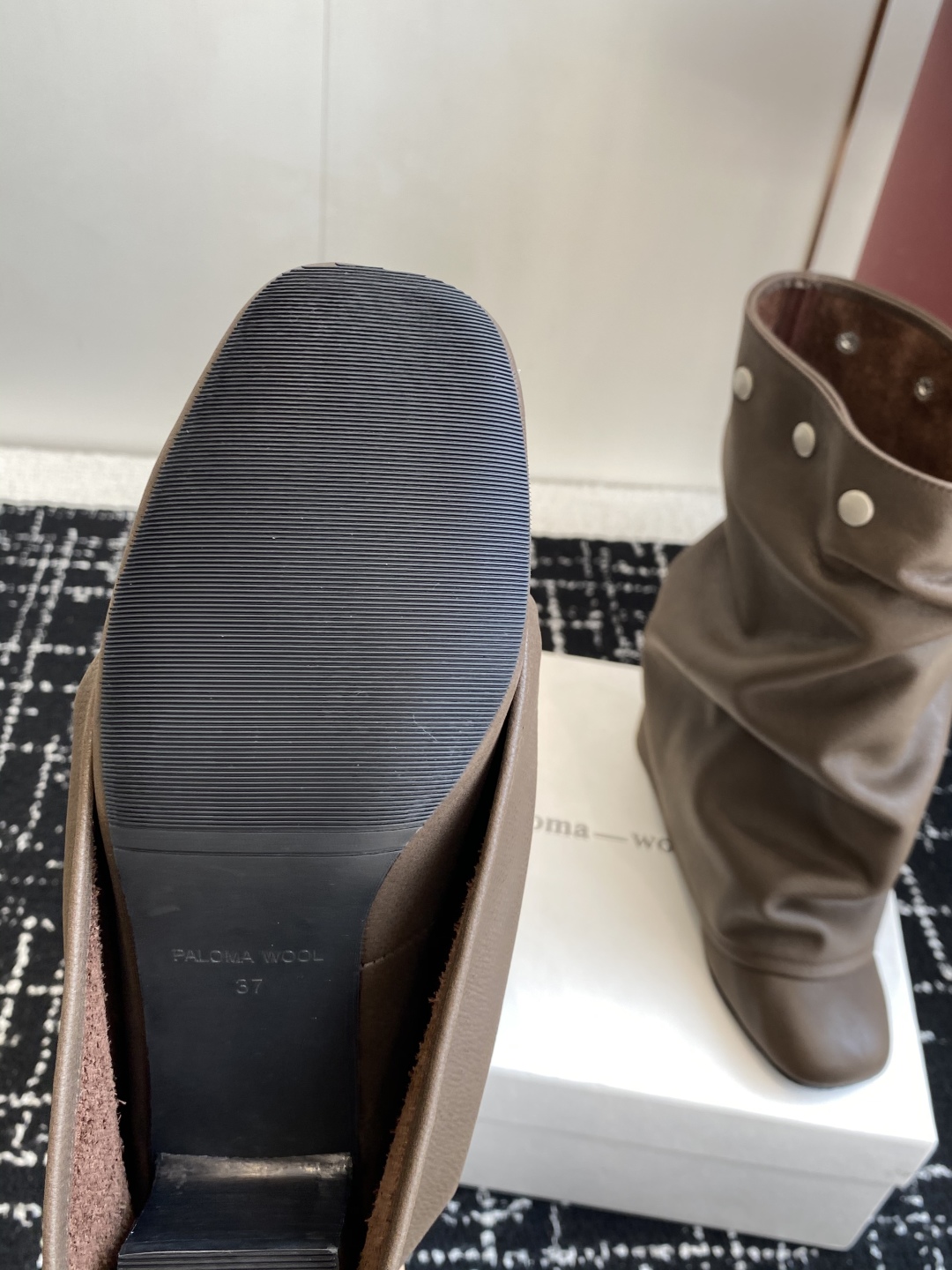 代购级
Paloma Wool 𝟐𝟓𝐀𝐖新品

一鞋多穿 利落皮革拼接铆钉 在硬朗与柔滑间碰撞张力 可直