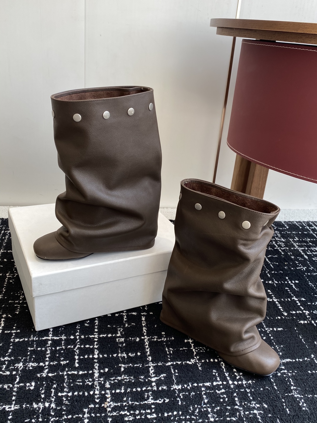 代购级
Paloma Wool 𝟐𝟓𝐀𝐖新品

一鞋多穿 利落皮革拼接铆钉 在硬朗与柔滑间碰撞张力 可直