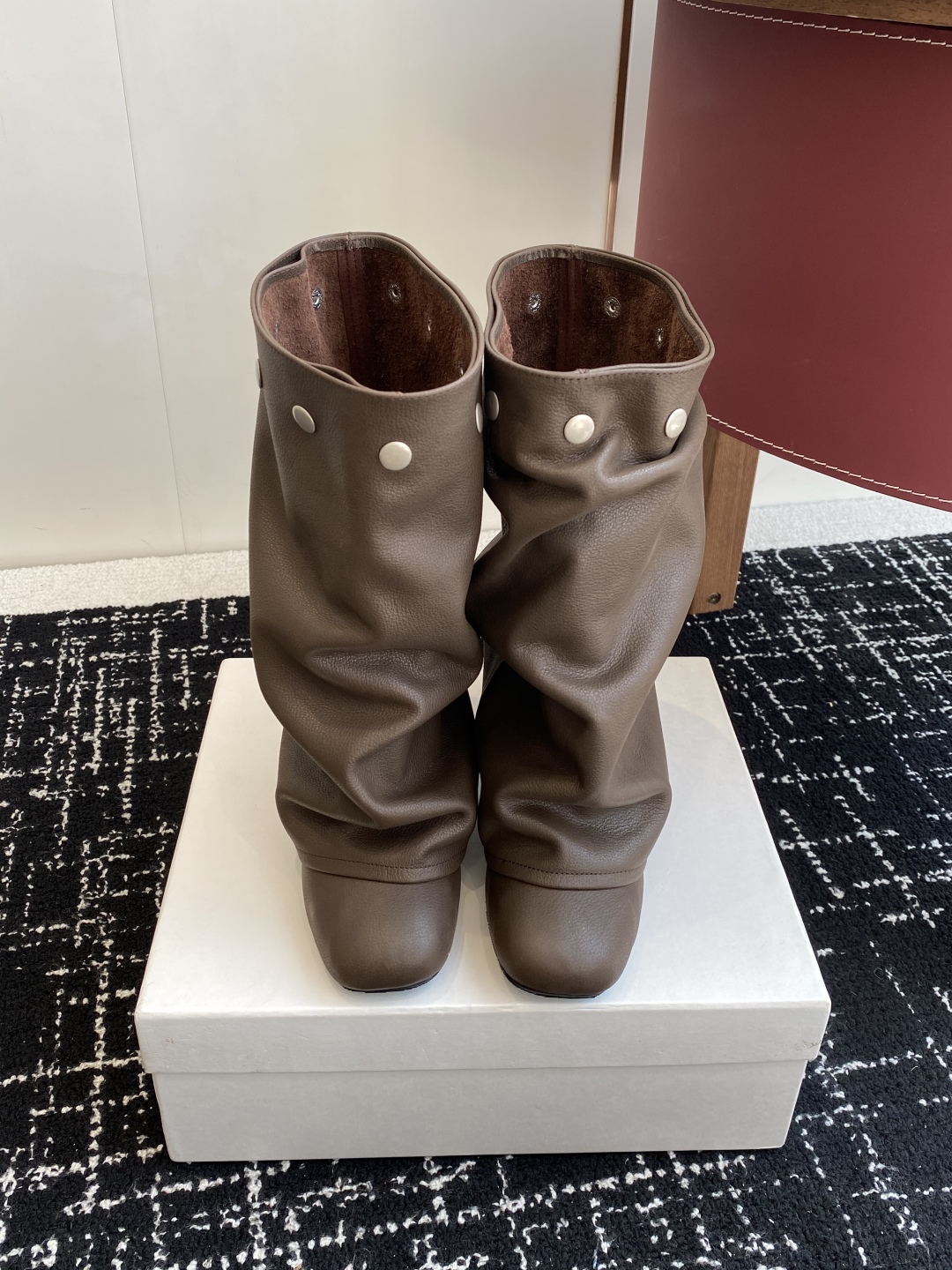 代购级
Paloma Wool 𝟐𝟓𝐀𝐖新品

一鞋多穿 利落皮革拼接铆钉 在硬朗与柔滑间碰撞张力 可直
