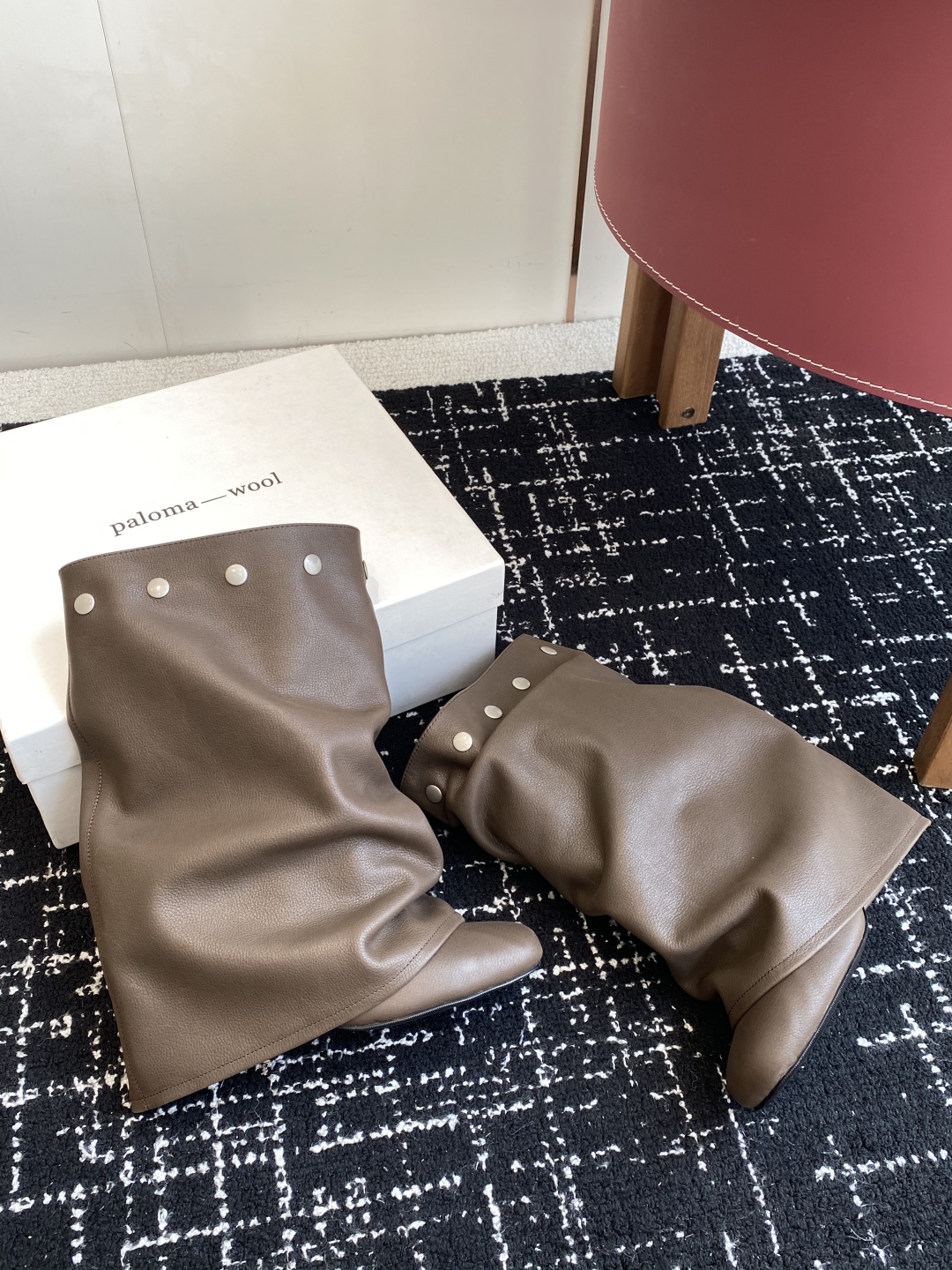 代购级
Paloma Wool 𝟐𝟓𝐀𝐖新品

一鞋多穿 利落皮革拼接铆钉 在硬朗与柔滑间碰撞张力 可直