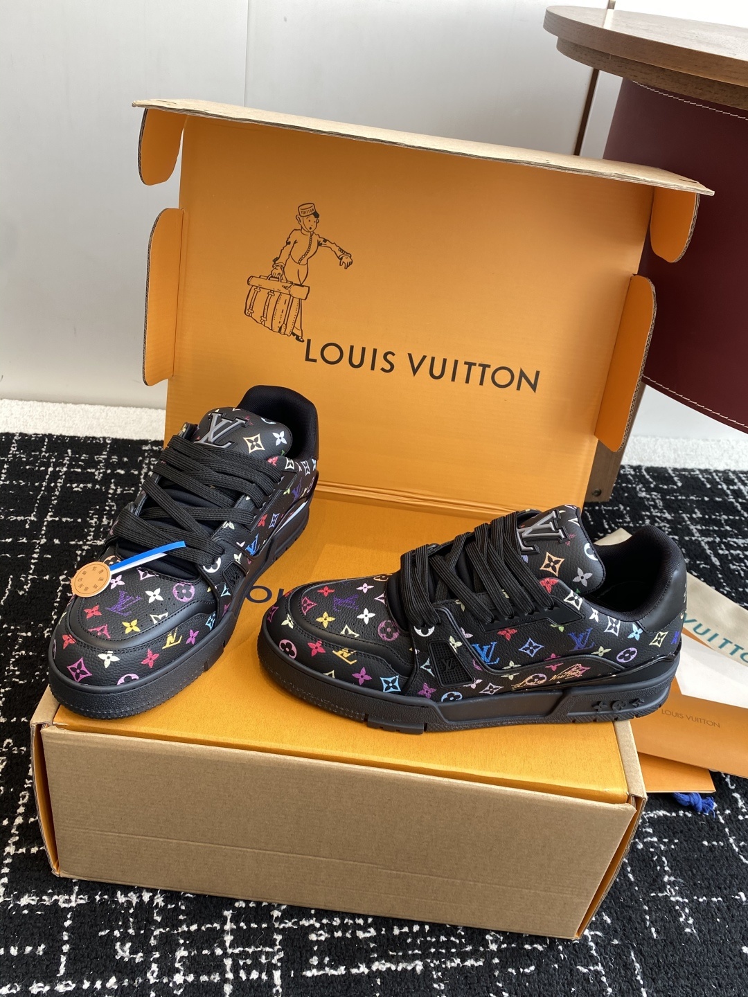 代购级(官网同步✈️盒包装)
Louis Vuitton 24ss 驴家的爆款!trainer板鞋,每个