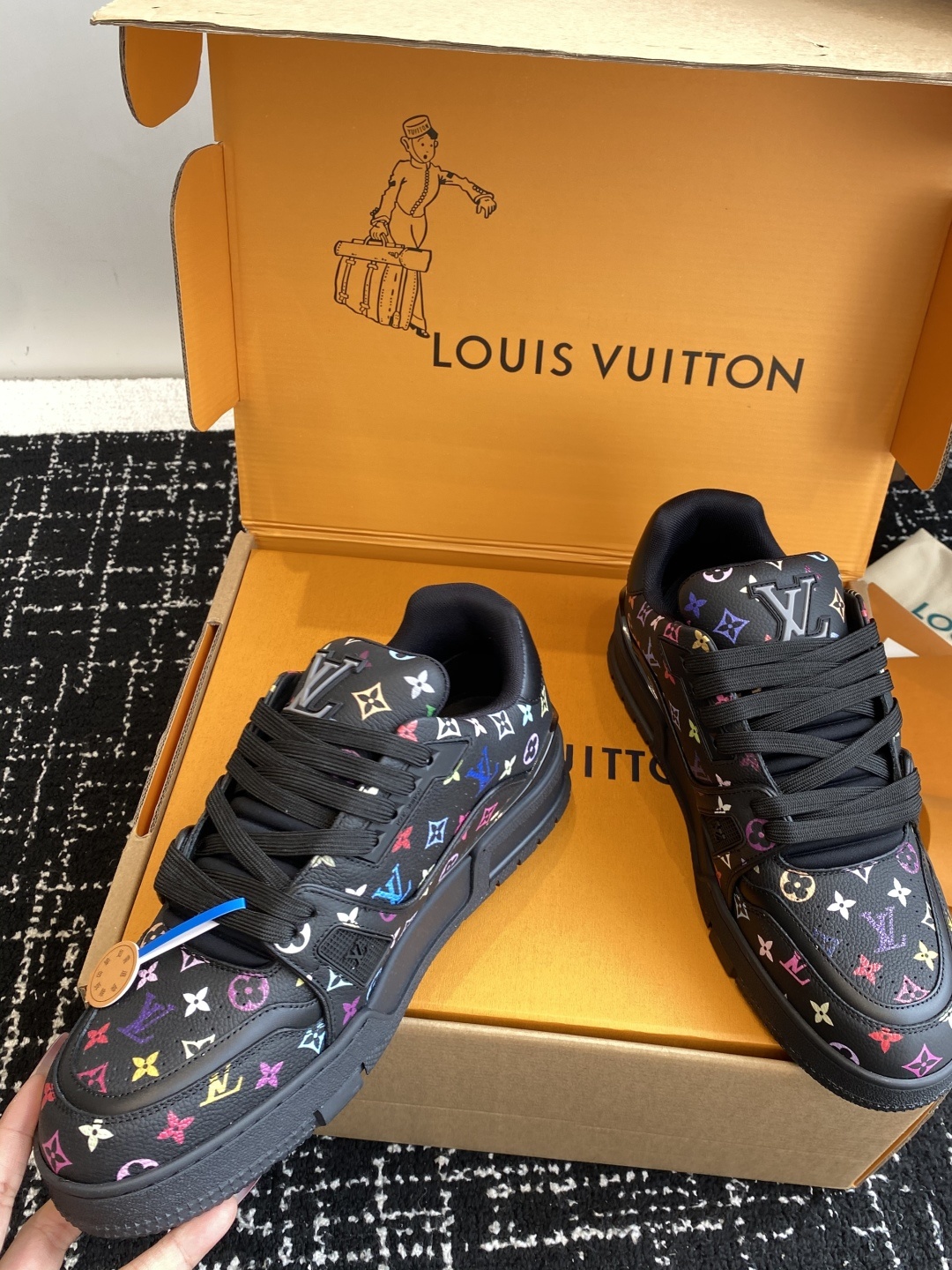 代购级(官网同步✈️盒包装)
Louis Vuitton 24ss 驴家的爆款!trainer板鞋,每个