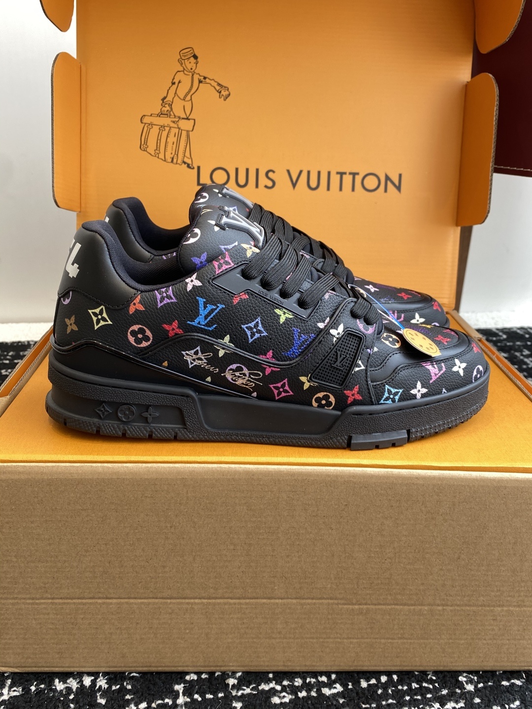 代购级(官网同步✈️盒包装)
Louis Vuitton 24ss 驴家的爆款!trainer板鞋,每个