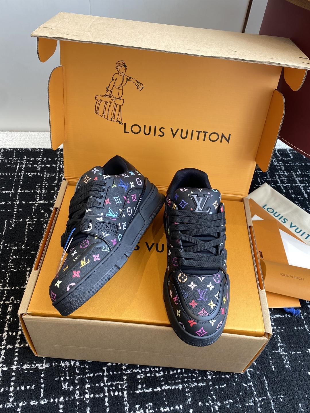 代购级(官网同步✈️盒包装)
Louis Vuitton 24ss 驴家的爆款!trainer板鞋,每个
