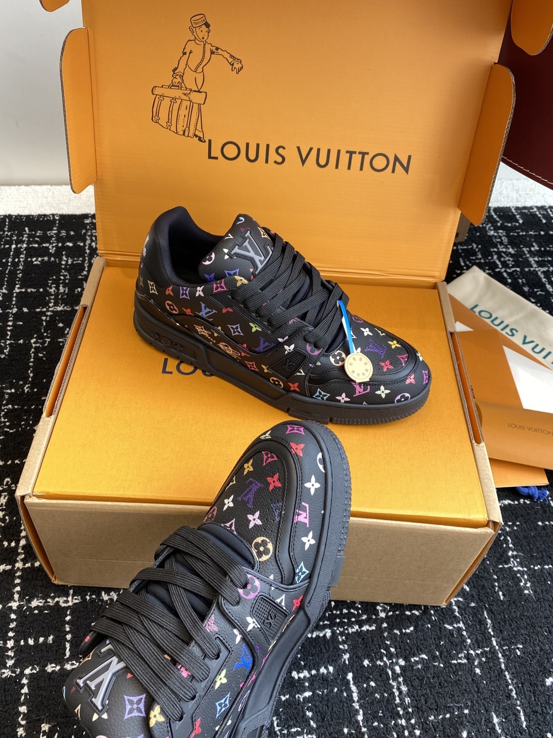 代购级(官网同步✈️盒包装)
Louis Vuitton 24ss 驴家的爆款!trainer板鞋,每个