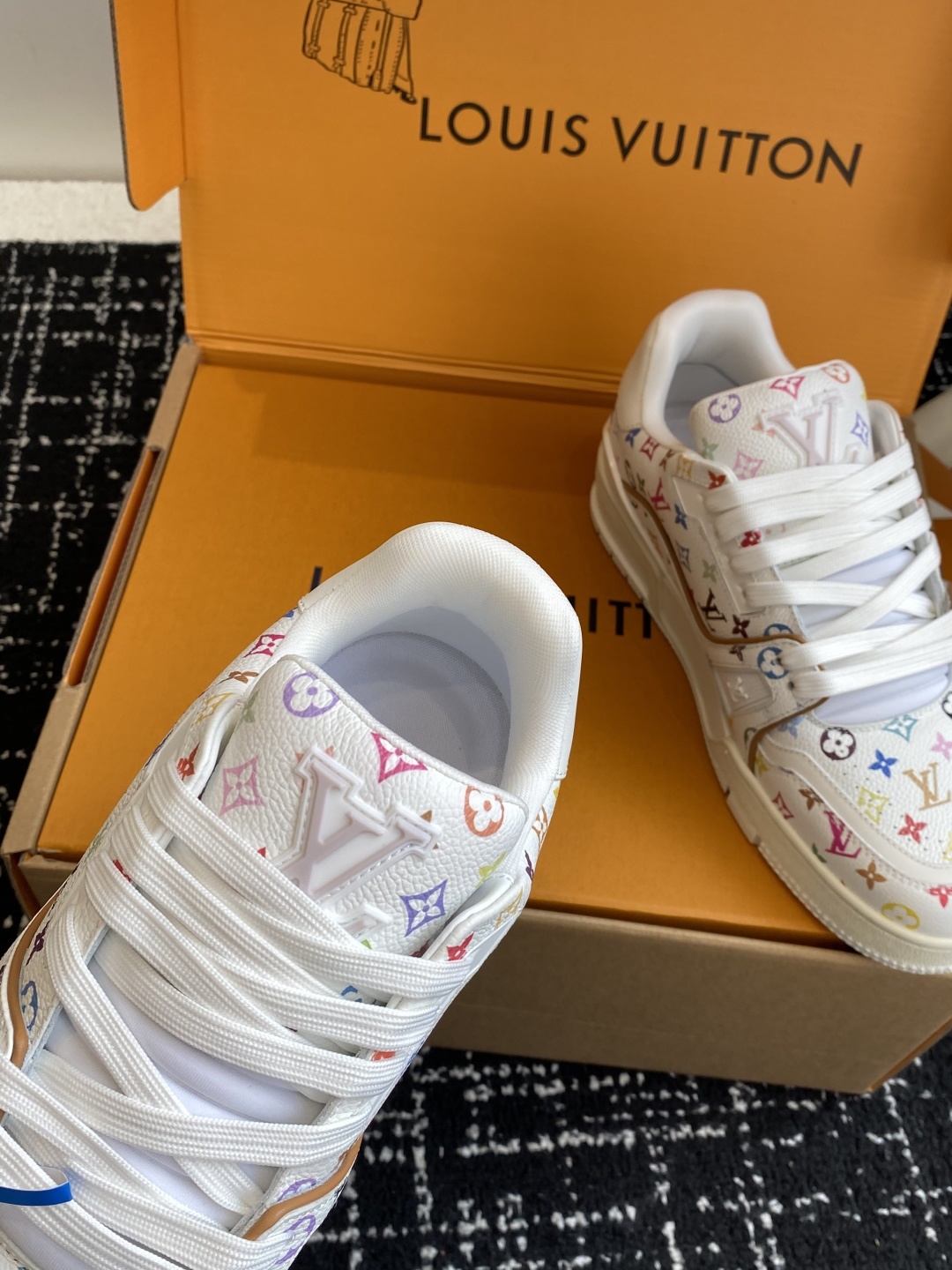 代购级(官网同步✈️盒包装)
Louis Vuitton 24ss 驴家的爆款!trainer板鞋,每个