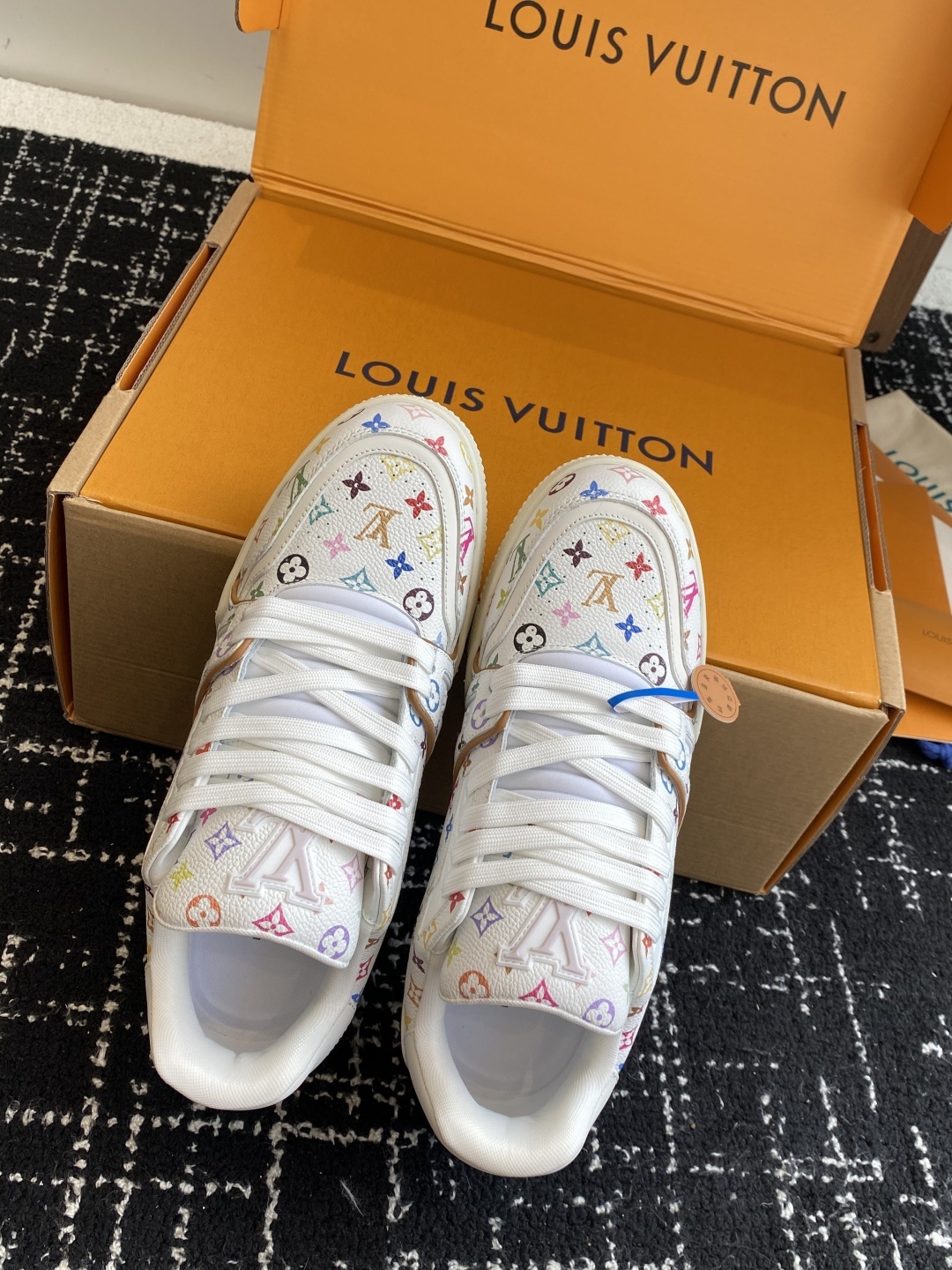 代购级(官网同步✈️盒包装)
Louis Vuitton 24ss 驴家的爆款!trainer板鞋,每个
