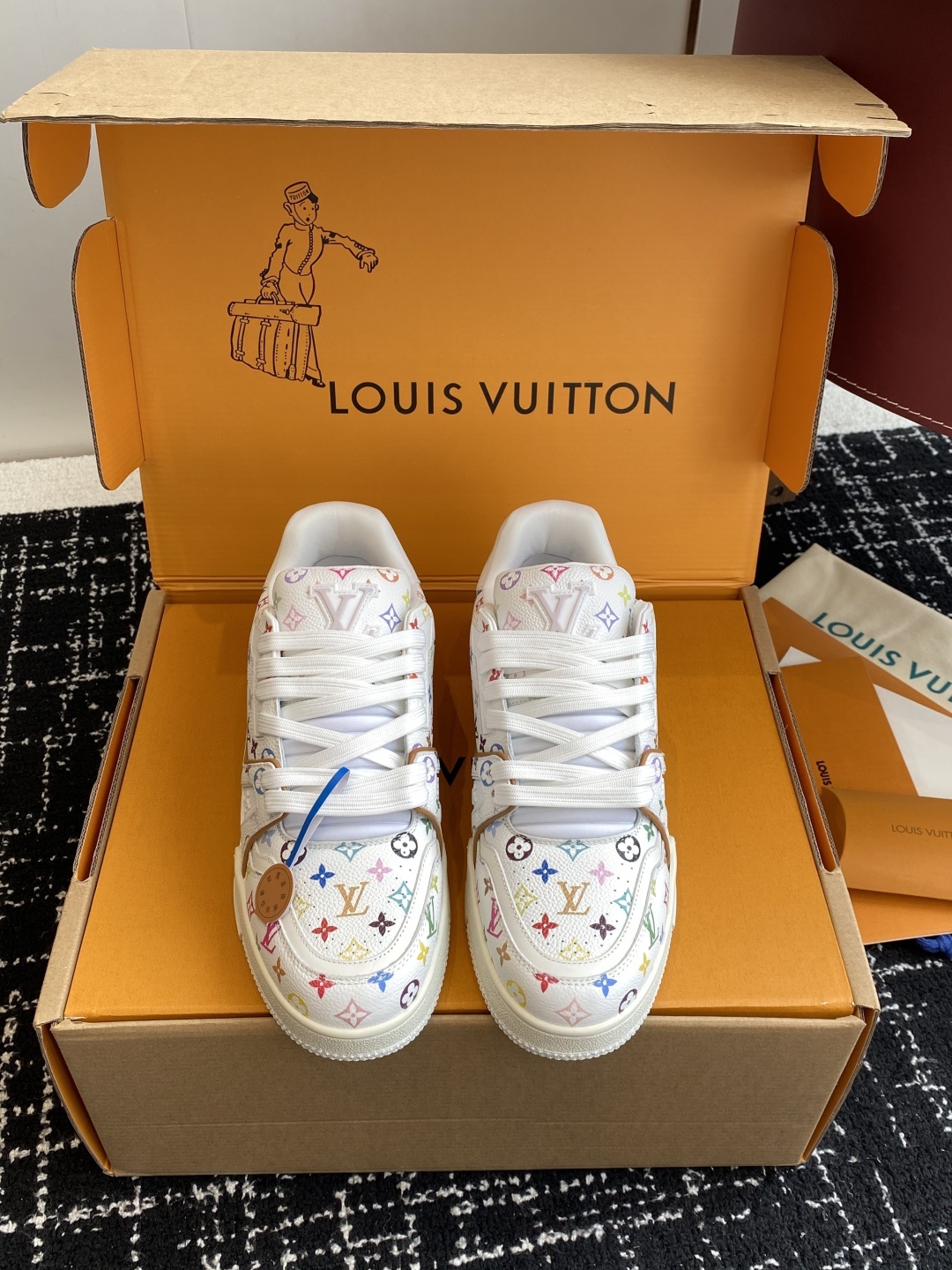 代购级(官网同步✈️盒包装)
Louis Vuitton 24ss 驴家的爆款!trainer板鞋,每个