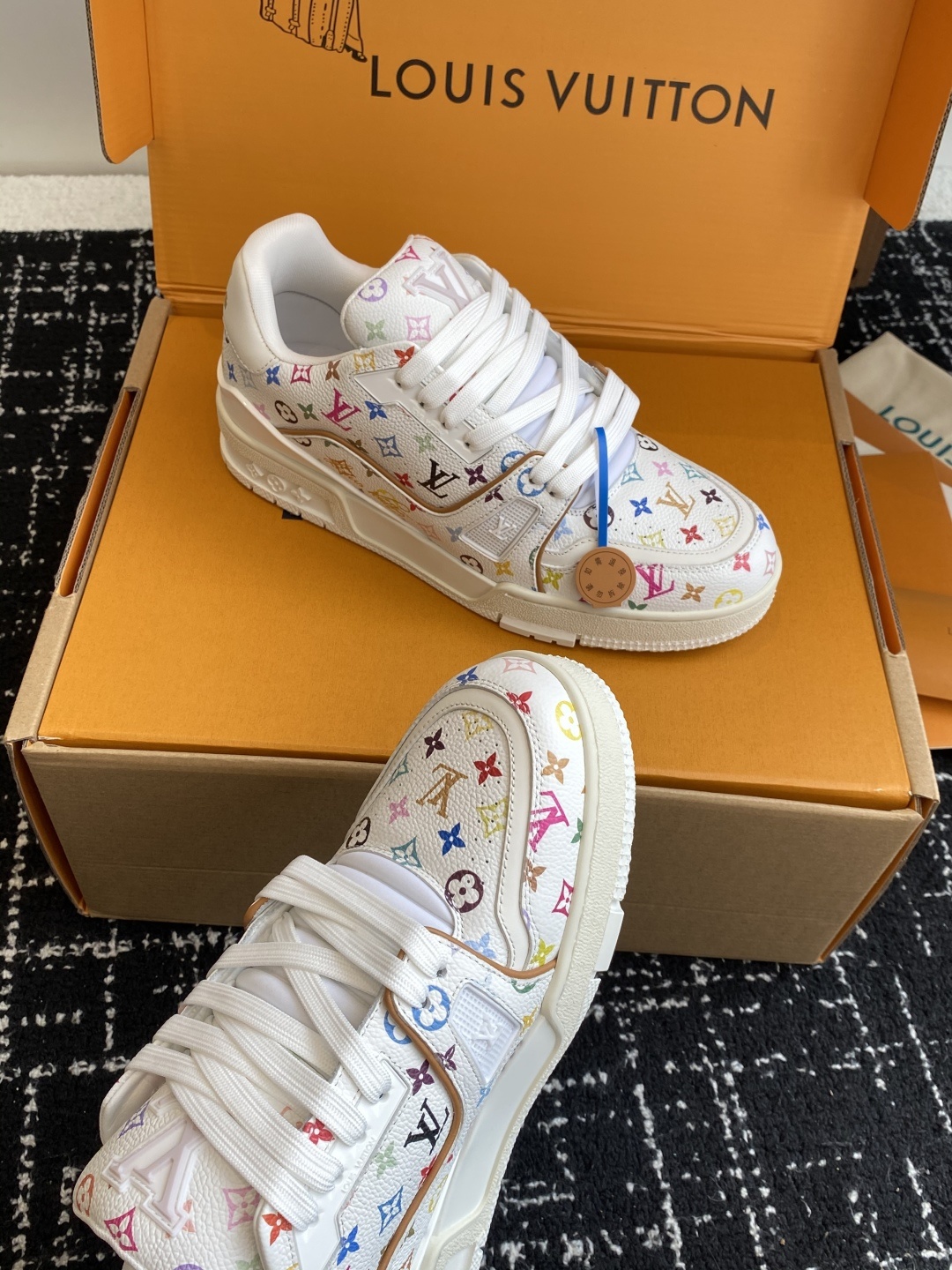 代购级(官网同步✈️盒包装)
Louis Vuitton 24ss 驴家的爆款!trainer板鞋,每个
