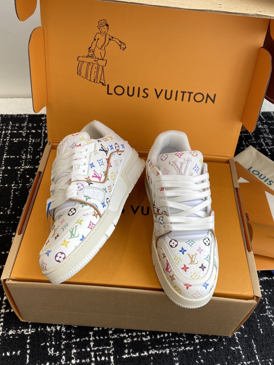 代购级(官网同步✈️盒包装)
Louis Vuitton 24ss 驴家的爆款!trainer板鞋,每个