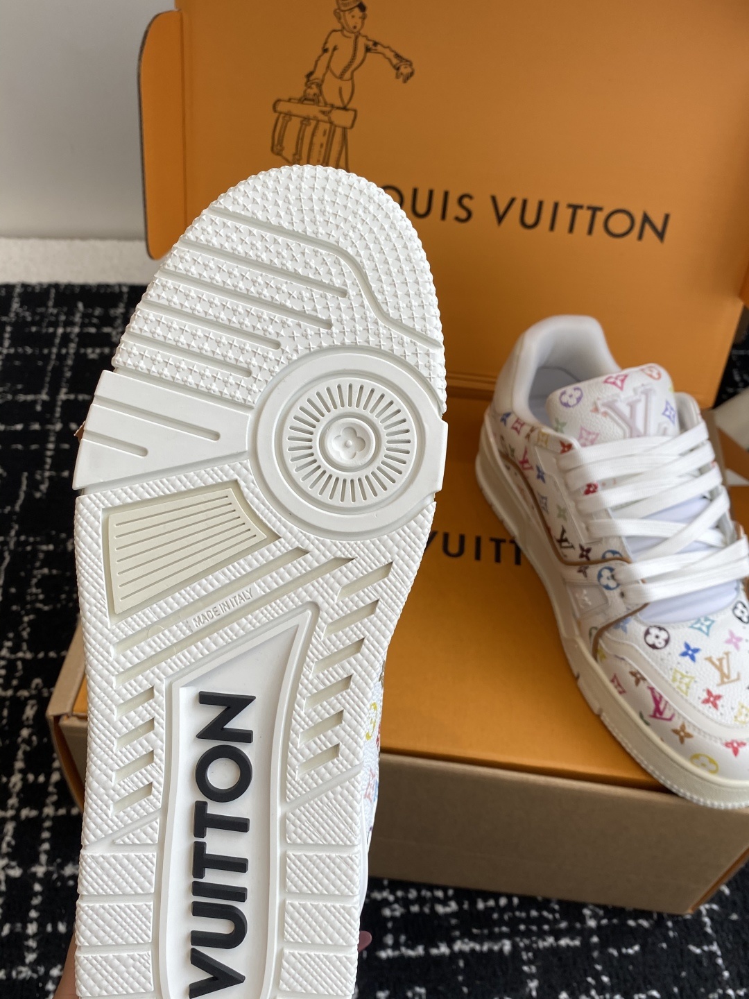 代购级(官网同步✈️盒包装)
Louis Vuitton 24ss 驴家的爆款!trainer板鞋,每个
