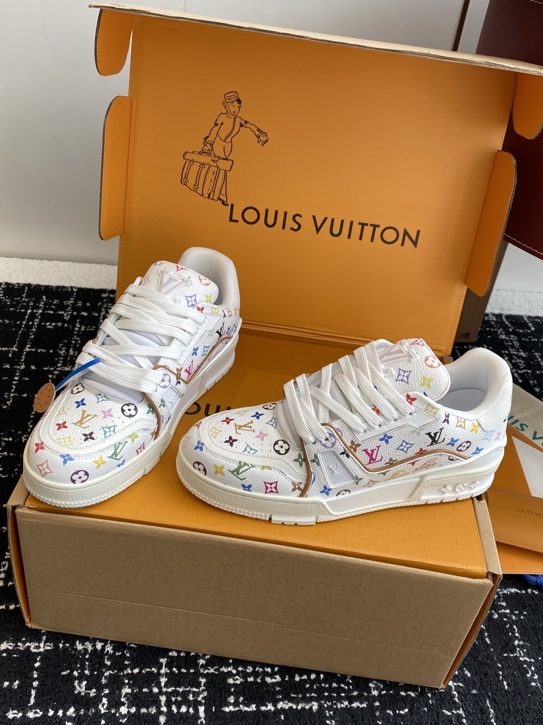 代购级(官网同步✈️盒包装)
Louis Vuitton 24ss 驴家的爆款!trainer板鞋,每个