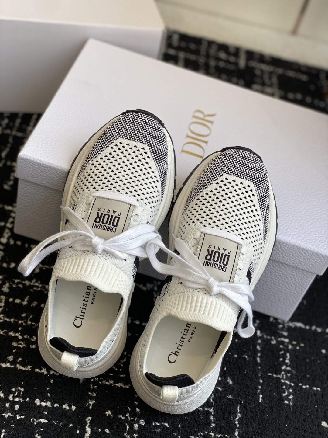 东莞代购级
Dior Run 'n' Dior 运动鞋 | 极简美学与精湛工艺的融合
Dior Run