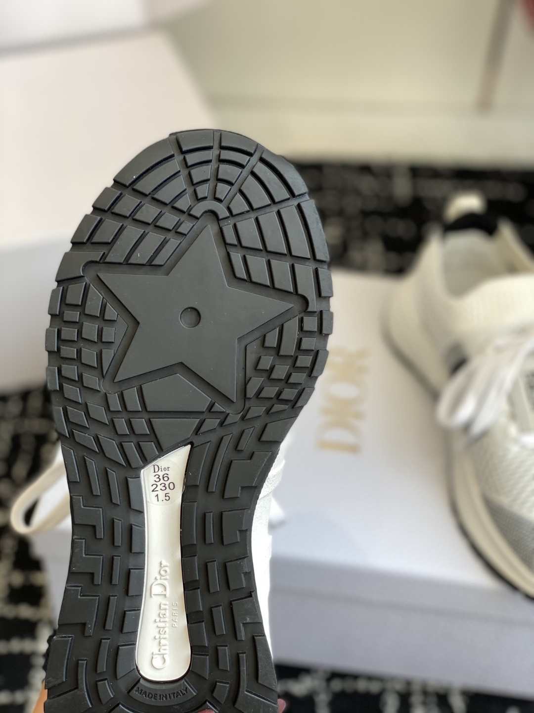 东莞代购级
Dior Run 'n' Dior 运动鞋 | 极简美学与精湛工艺的融合
Dior Run