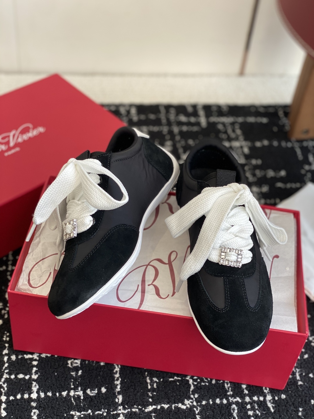 代购级
Roger vivier Rv 25ss 最新德训休闲鞋 休闲德训鞋
注重舒适度的宝子一定要留