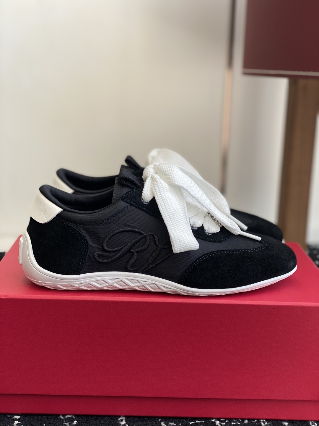 代购级
Roger vivier Rv 25ss 最新德训休闲鞋 休闲德训鞋
注重舒适度的宝子一定要留