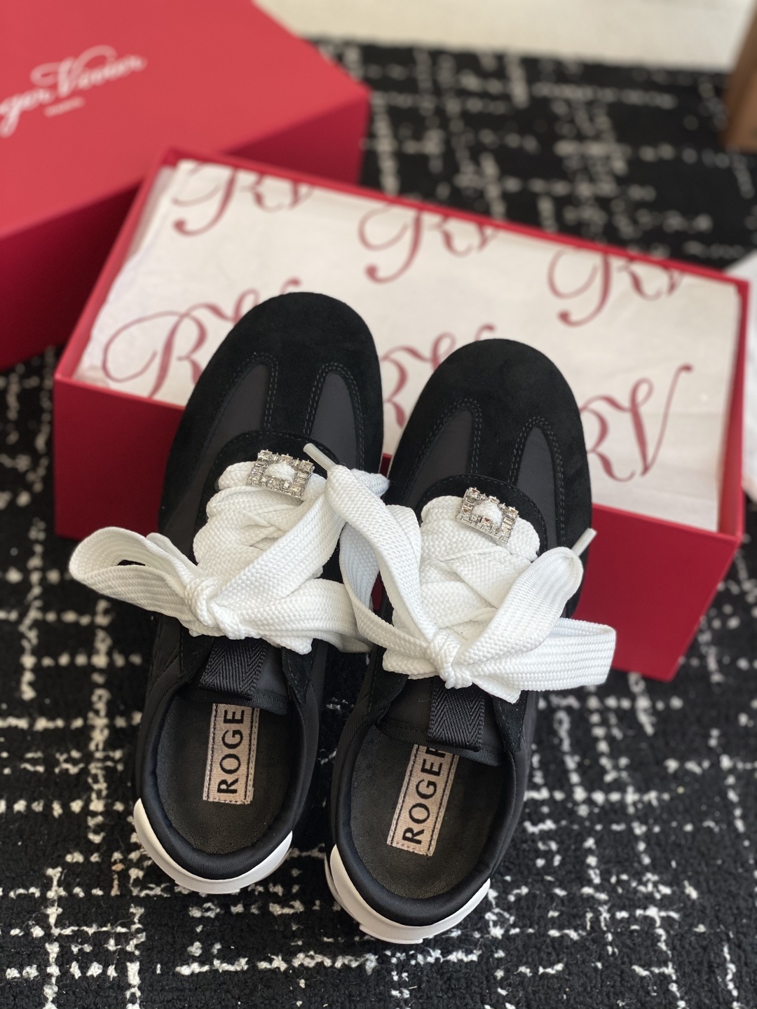 代购级
Roger vivier Rv 25ss 最新德训休闲鞋 休闲德训鞋
注重舒适度的宝子一定要留