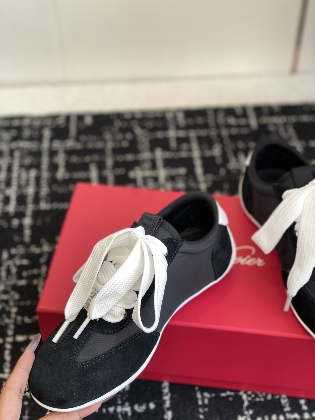 代购级
Roger vivier Rv 25ss 最新德训休闲鞋 休闲德训鞋
注重舒适度的宝子一定要留