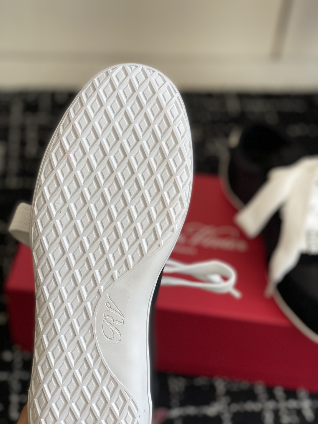 代购级
Roger vivier Rv 25ss 最新德训休闲鞋 休闲德训鞋
注重舒适度的宝子一定要留