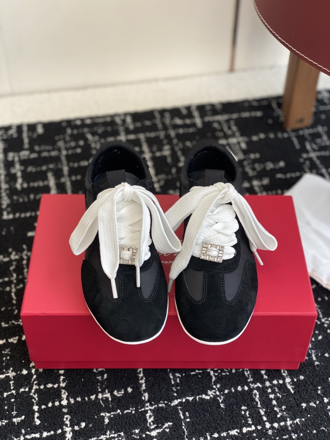 代购级
Roger vivier Rv 25ss 最新德训休闲鞋 休闲德训鞋
注重舒适度的宝子一定要留