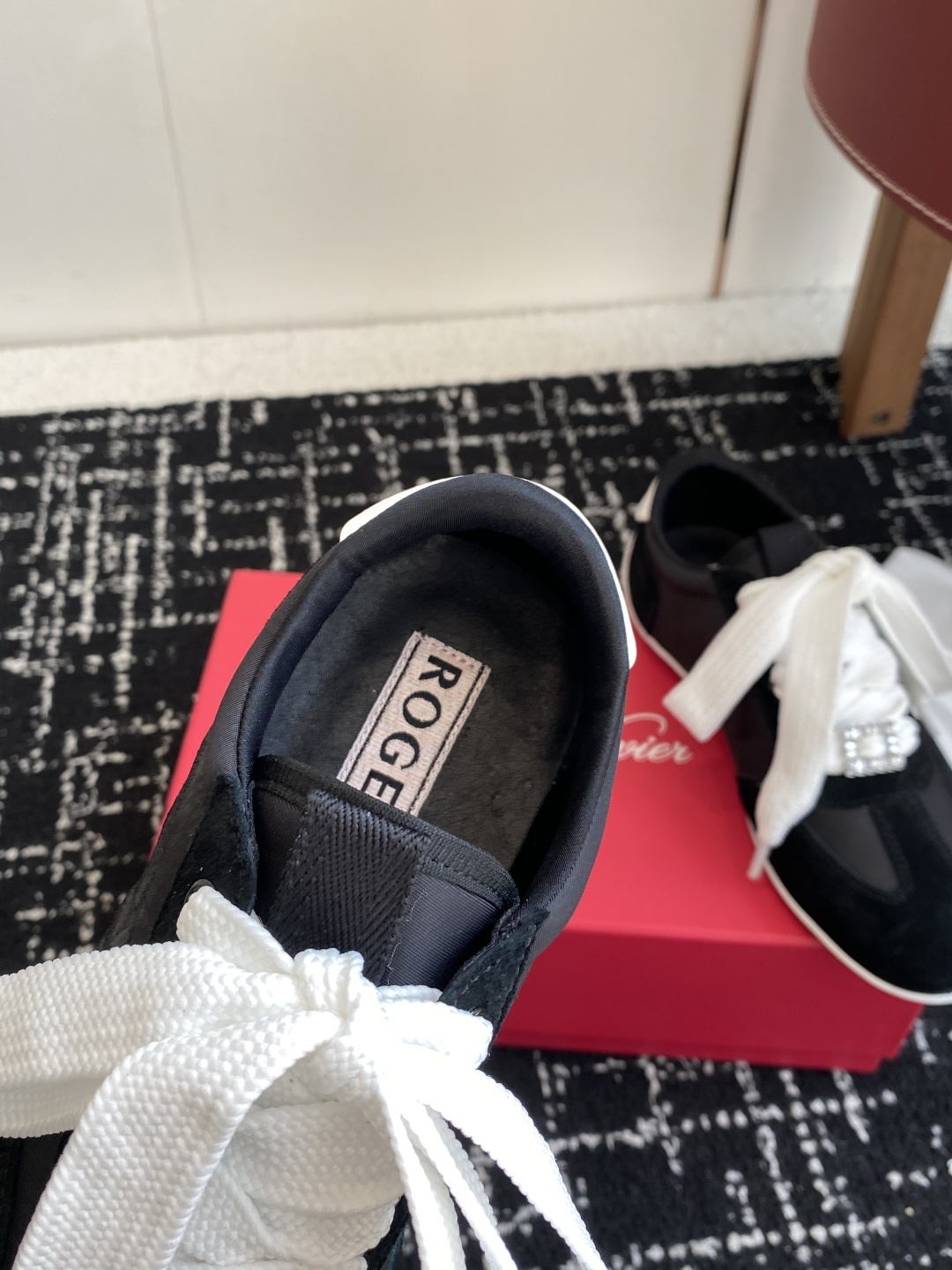 代购级
Roger vivier Rv 25ss 最新德训休闲鞋 休闲德训鞋
注重舒适度的宝子一定要留