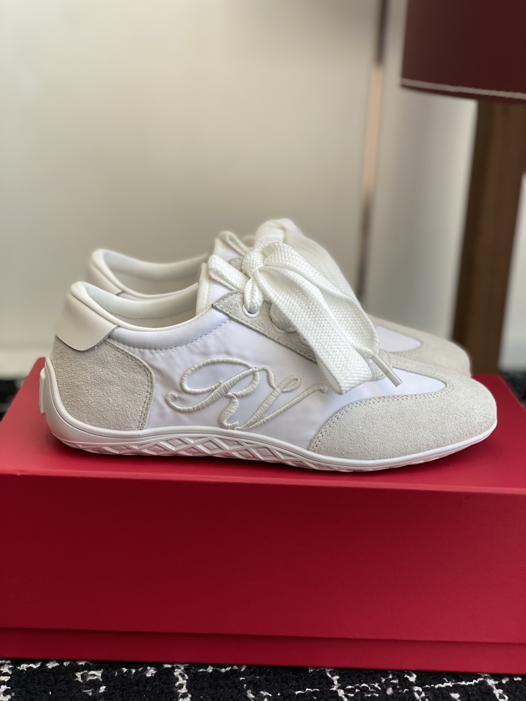 代购级
Roger vivier Rv 25ss 最新德训休闲鞋 休闲德训鞋
注重舒适度的宝子一定要留