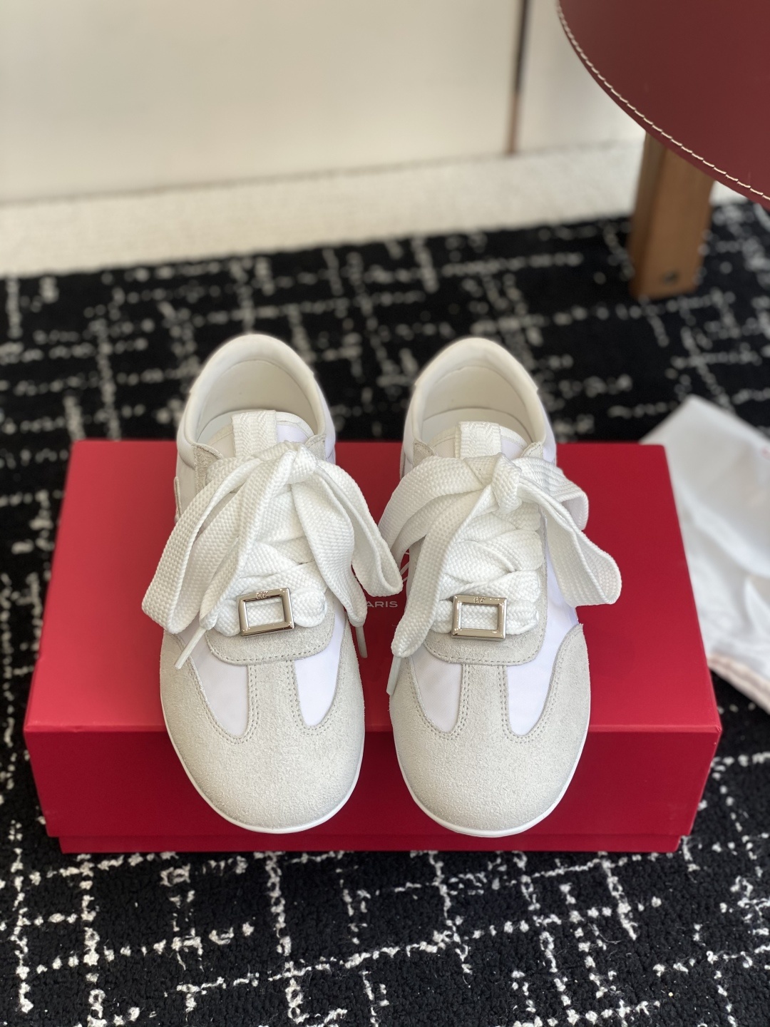 代购级
Roger vivier Rv 25ss 最新德训休闲鞋 休闲德训鞋
注重舒适度的宝子一定要留
