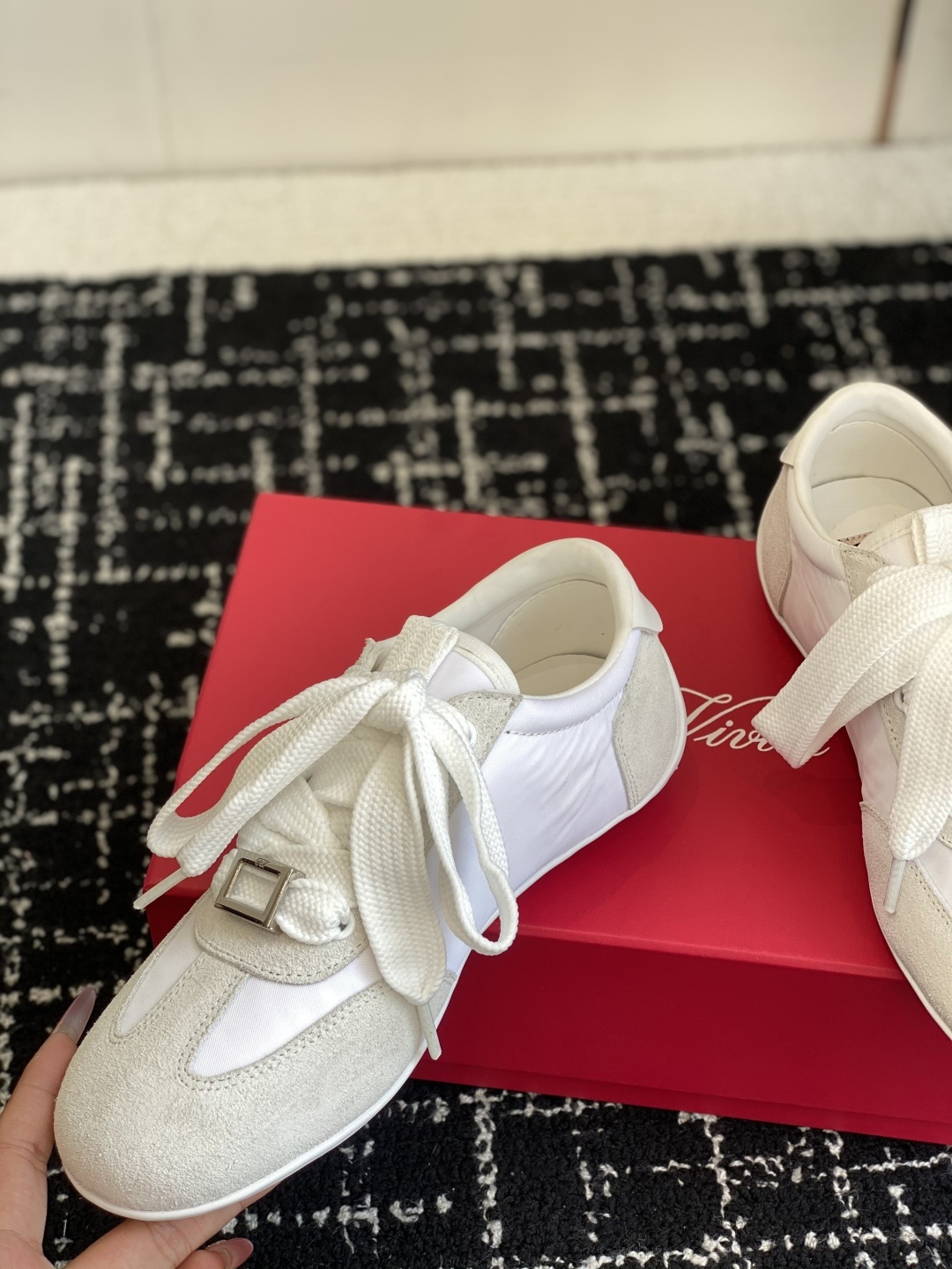 代购级
Roger vivier Rv 25ss 最新德训休闲鞋 休闲德训鞋
注重舒适度的宝子一定要留