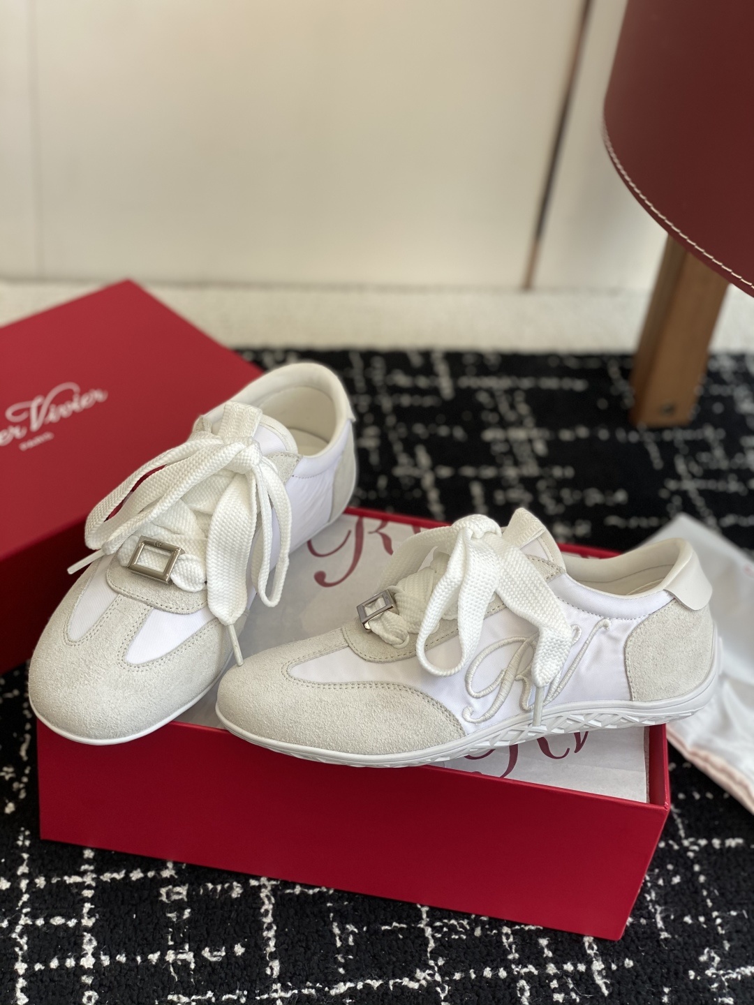 代购级
Roger vivier Rv 25ss 最新德训休闲鞋 休闲德训鞋
注重舒适度的宝子一定要留