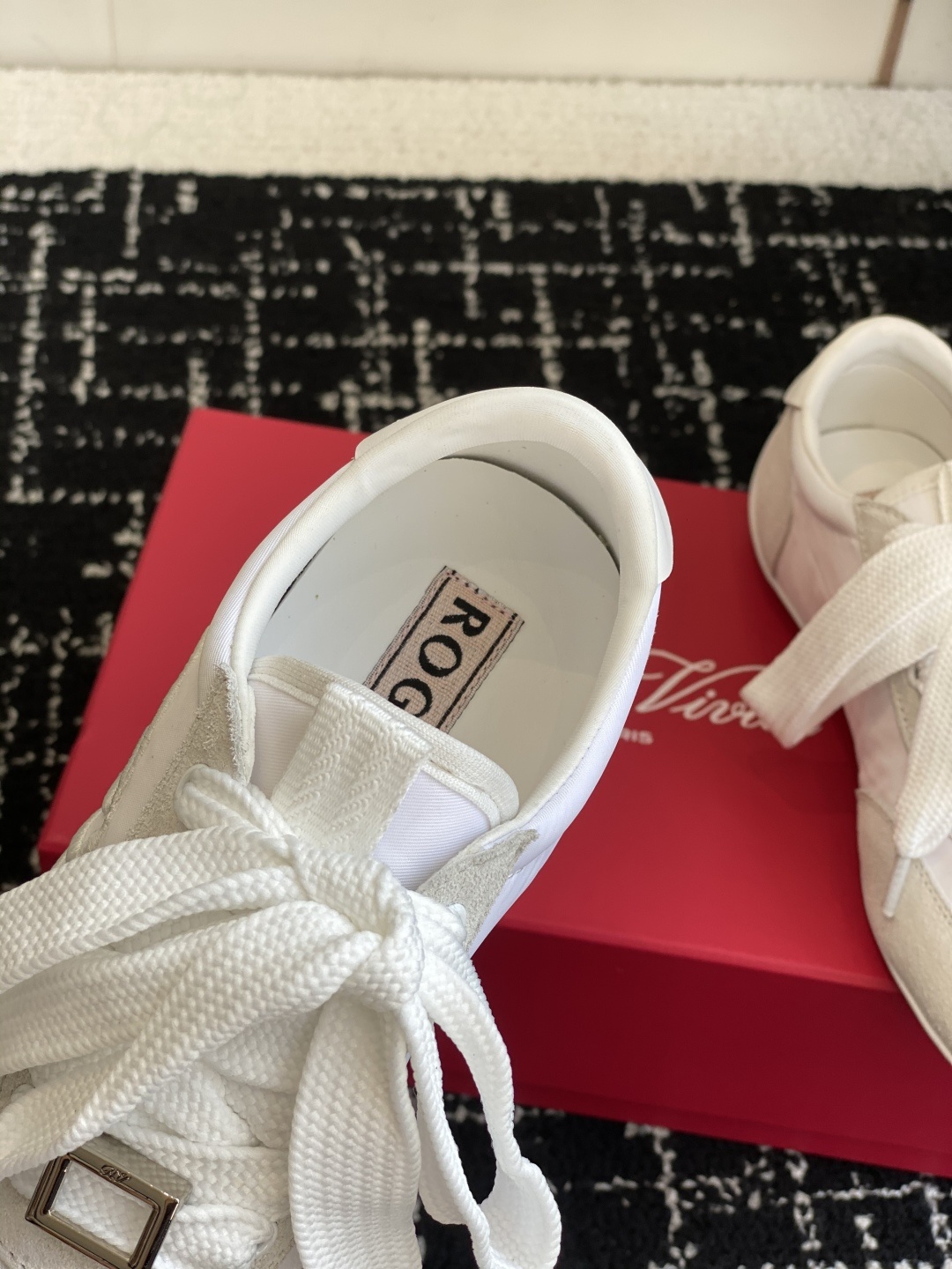 代购级
Roger vivier Rv 25ss 最新德训休闲鞋 休闲德训鞋
注重舒适度的宝子一定要留