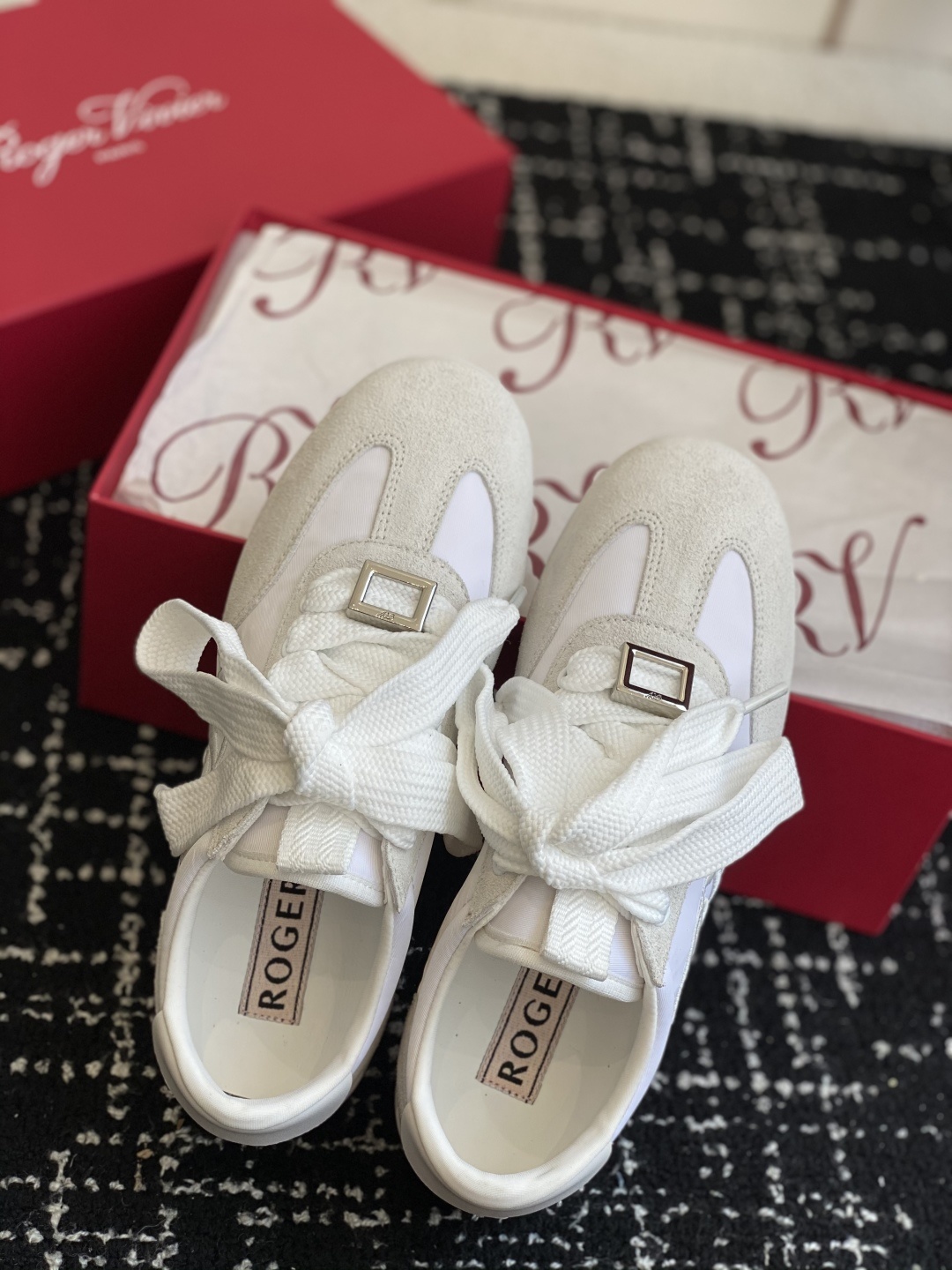 代购级
Roger vivier Rv 25ss 最新德训休闲鞋 休闲德训鞋
注重舒适度的宝子一定要留