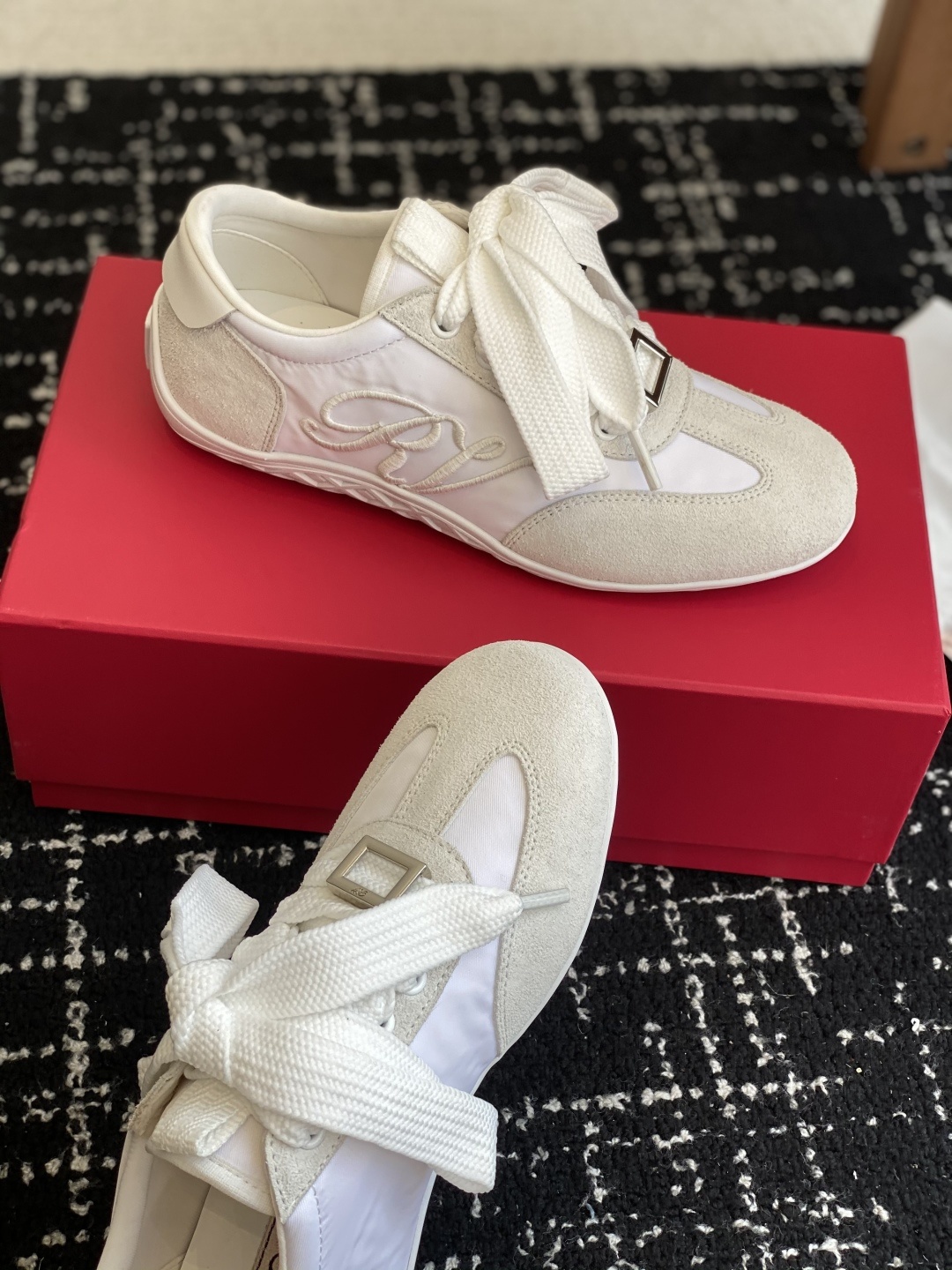 代购级
Roger vivier Rv 25ss 最新德训休闲鞋 休闲德训鞋
注重舒适度的宝子一定要留