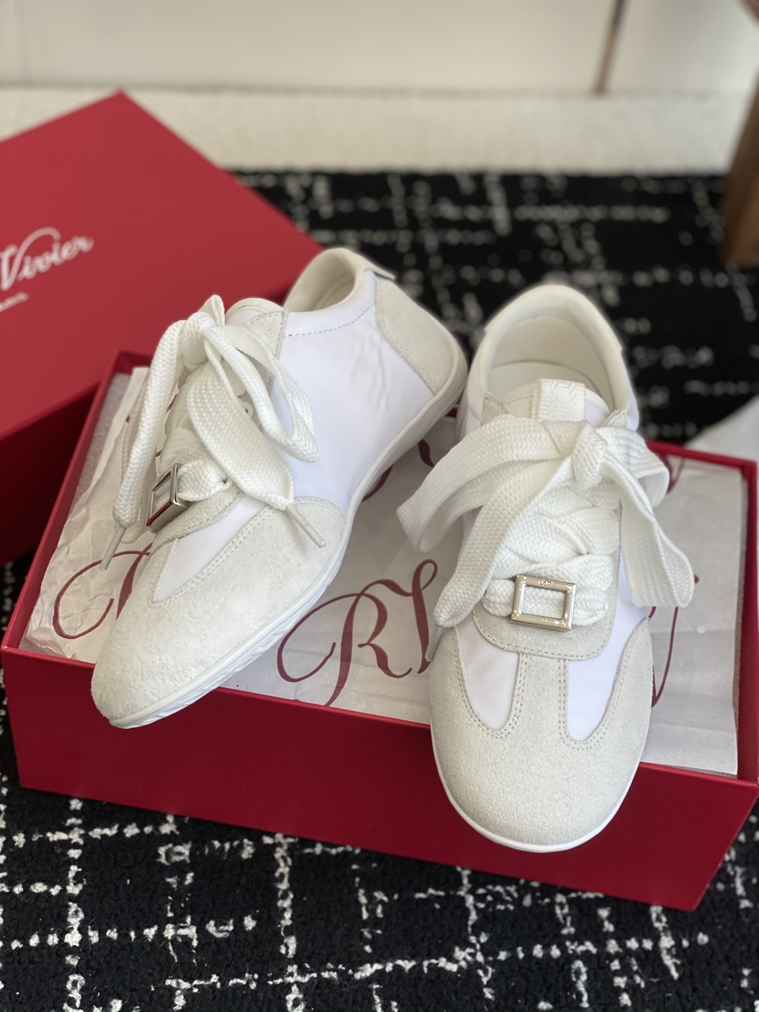 代购级
Roger vivier Rv 25ss 最新德训休闲鞋 休闲德训鞋
注重舒适度的宝子一定要留