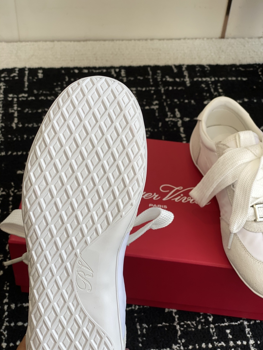代购级
Roger vivier Rv 25ss 最新德训休闲鞋 休闲德训鞋
注重舒适度的宝子一定要留